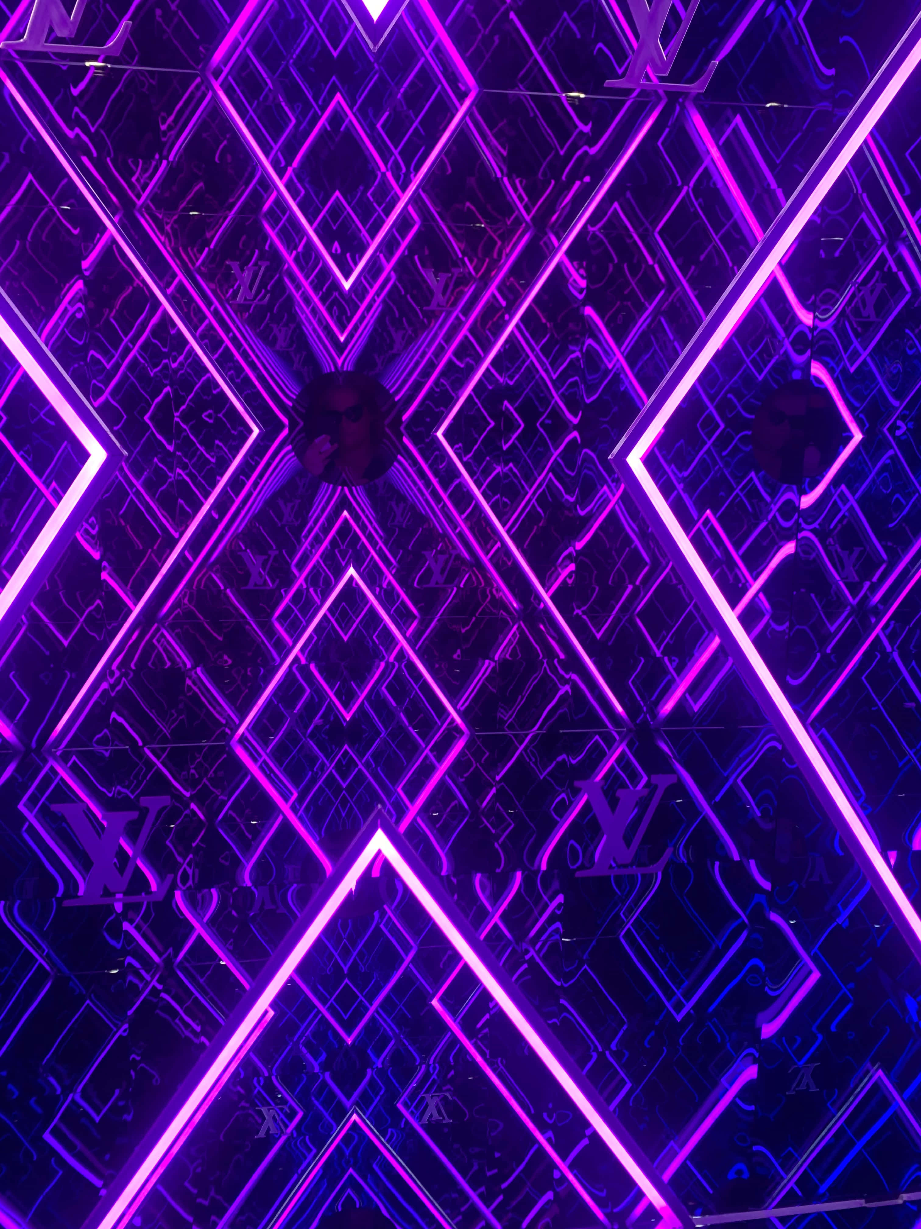 享受鮮豔的紫色霓虹背景。 壁紙
