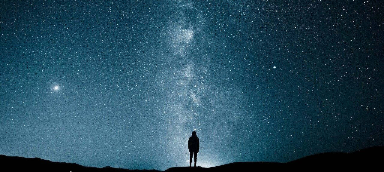 人與星系的高色調對比 壁紙