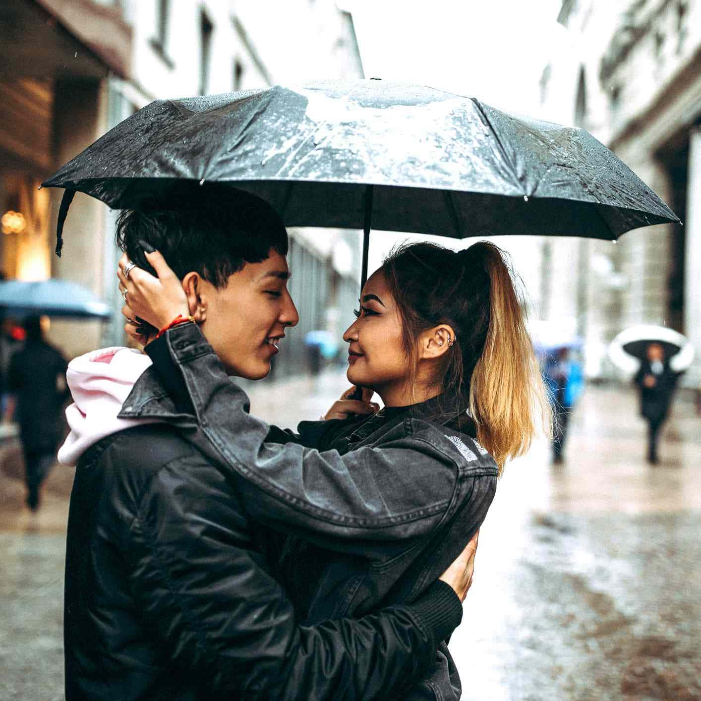 他們在雨中共享親密時刻。 壁紙