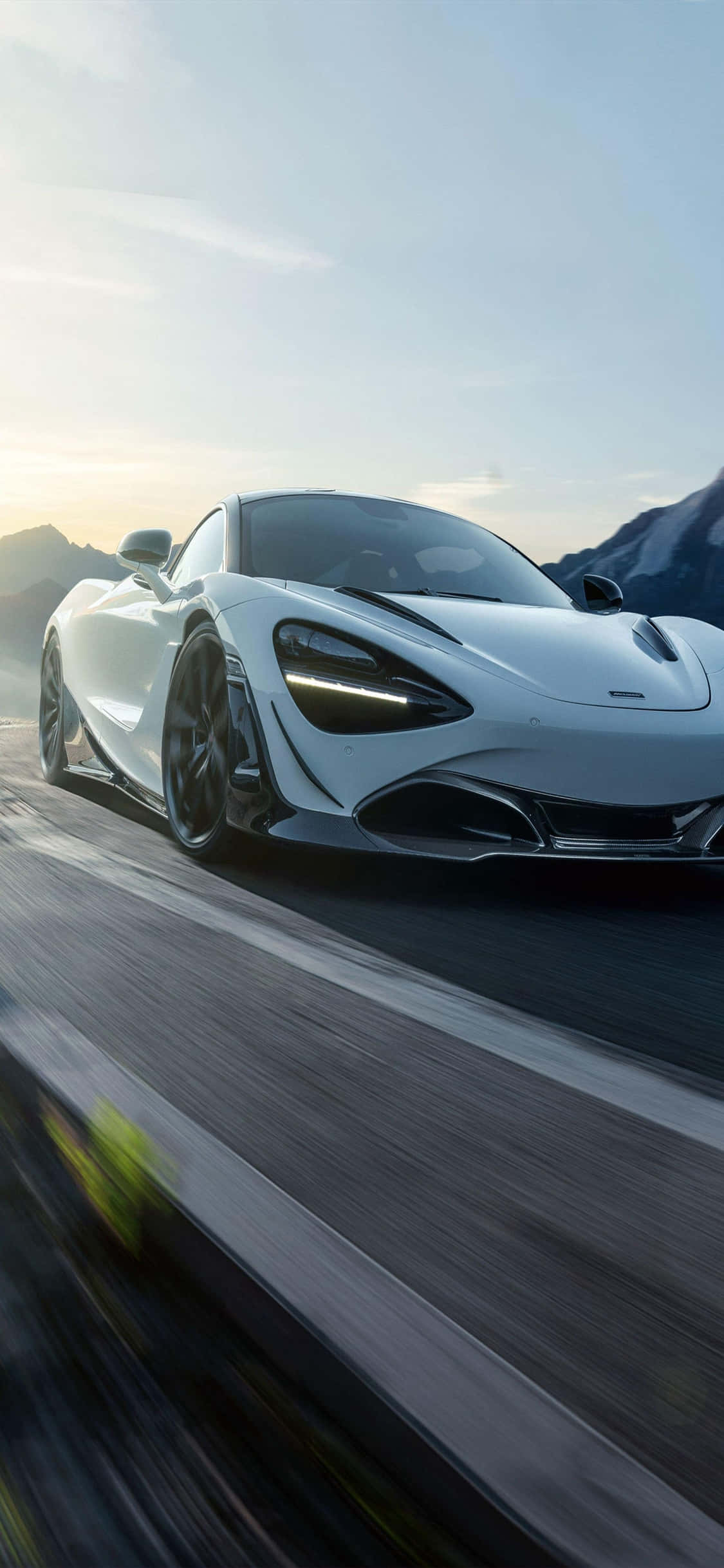 以iPhone XS在McLaren 720S中馳騁時尚 壁紙