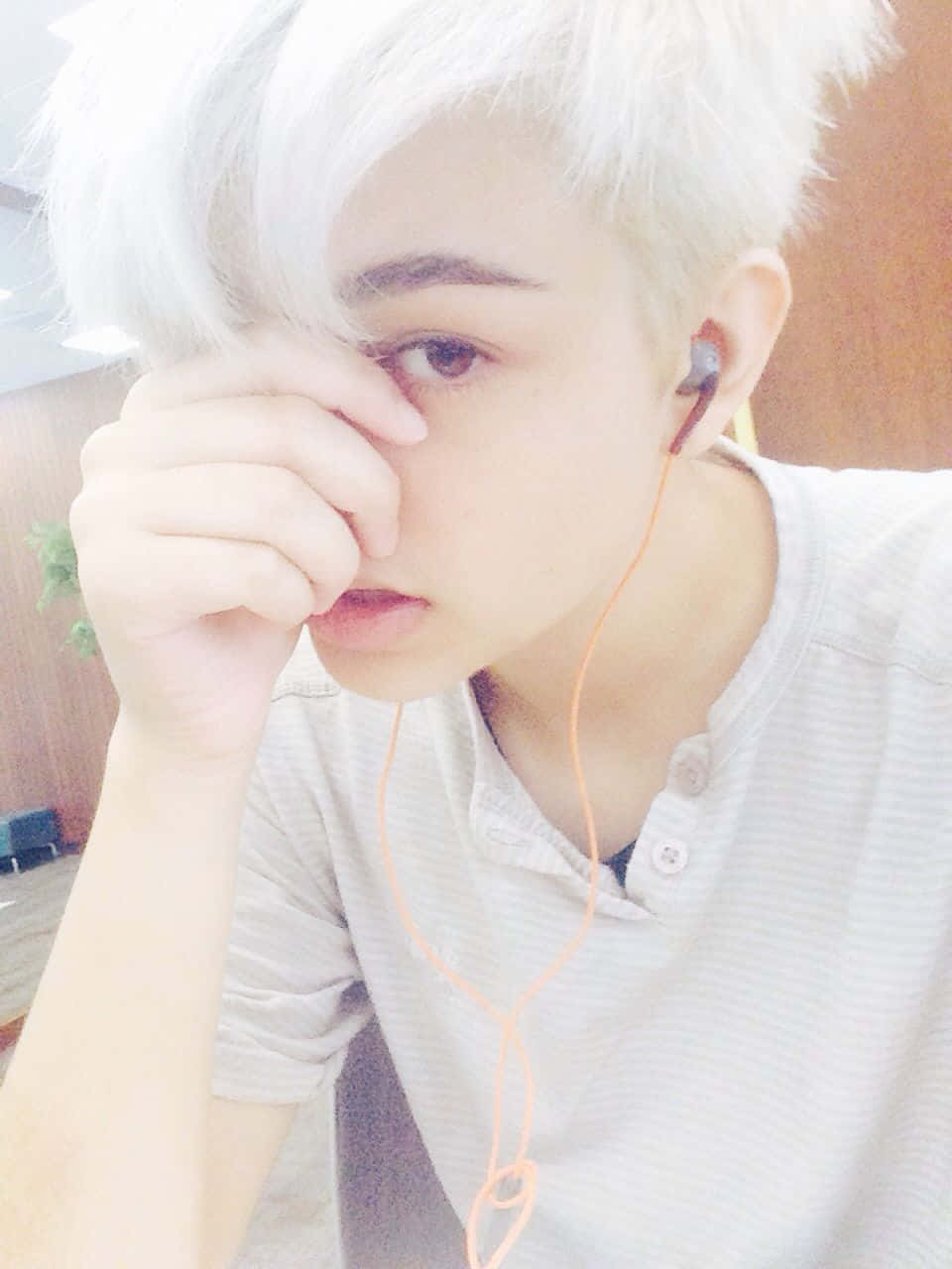 仰望天空的唯美少年 壁紙