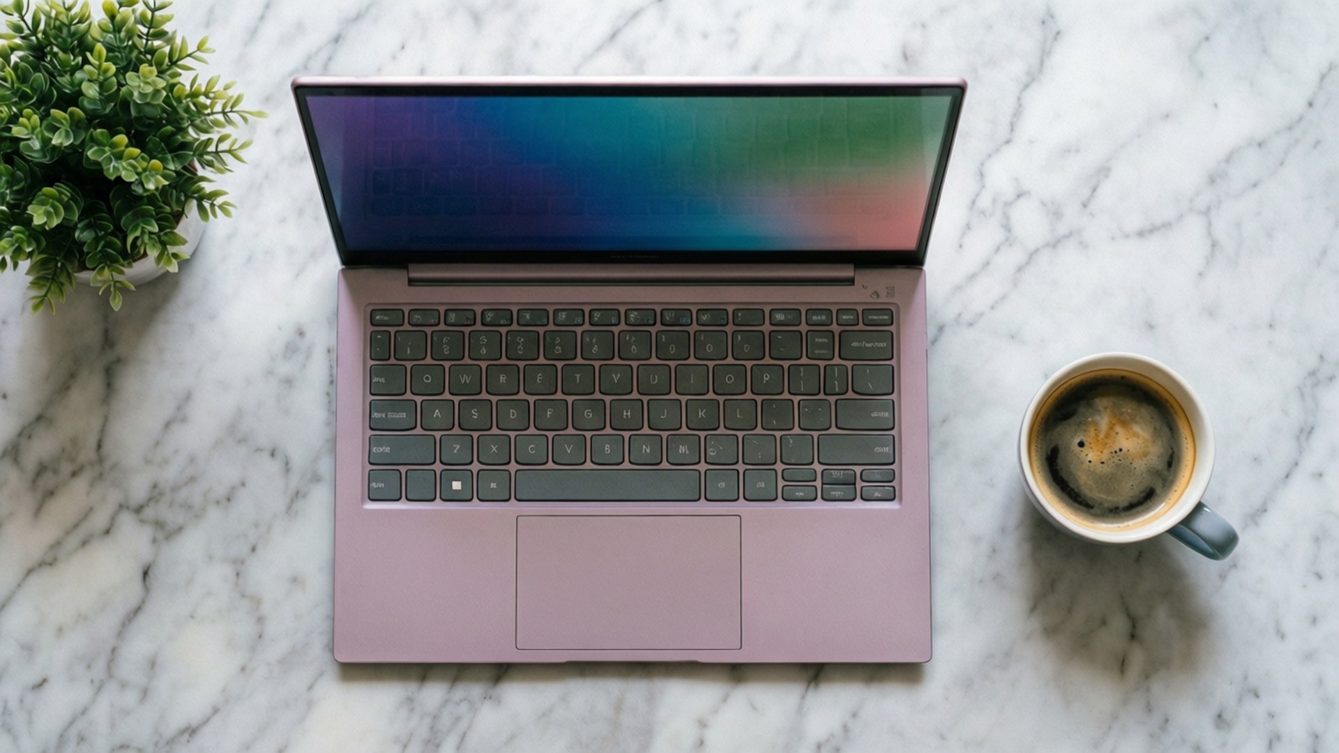 俯拍Chromebook工作台 壁紙
