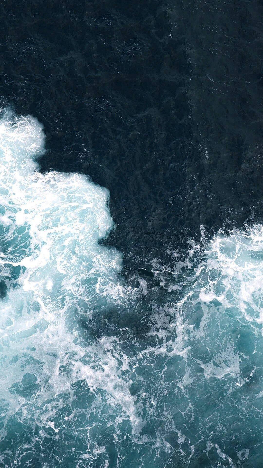 海浪拍打岸邊空拍 iPhone 桌布