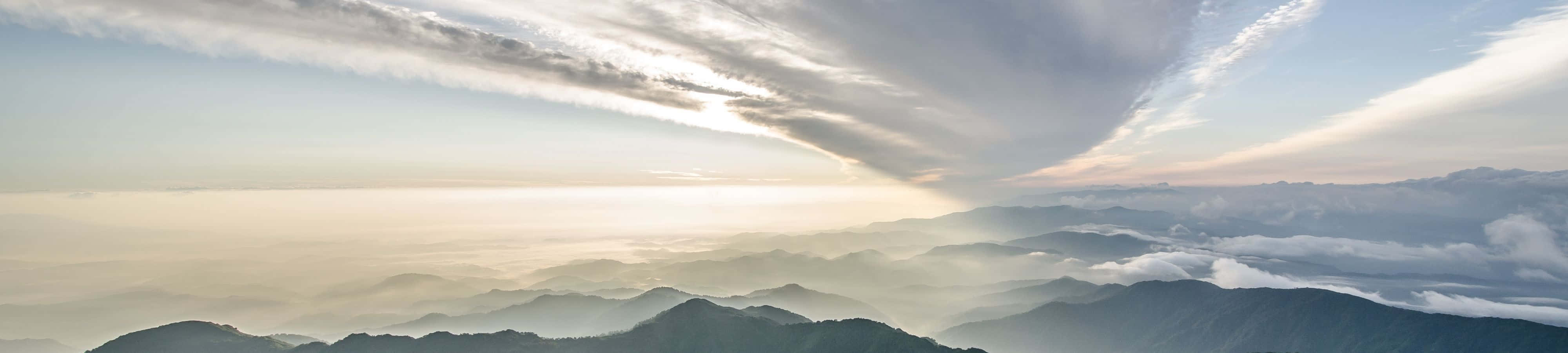 俯瞰翠綠山谷的空中景色 壁紙