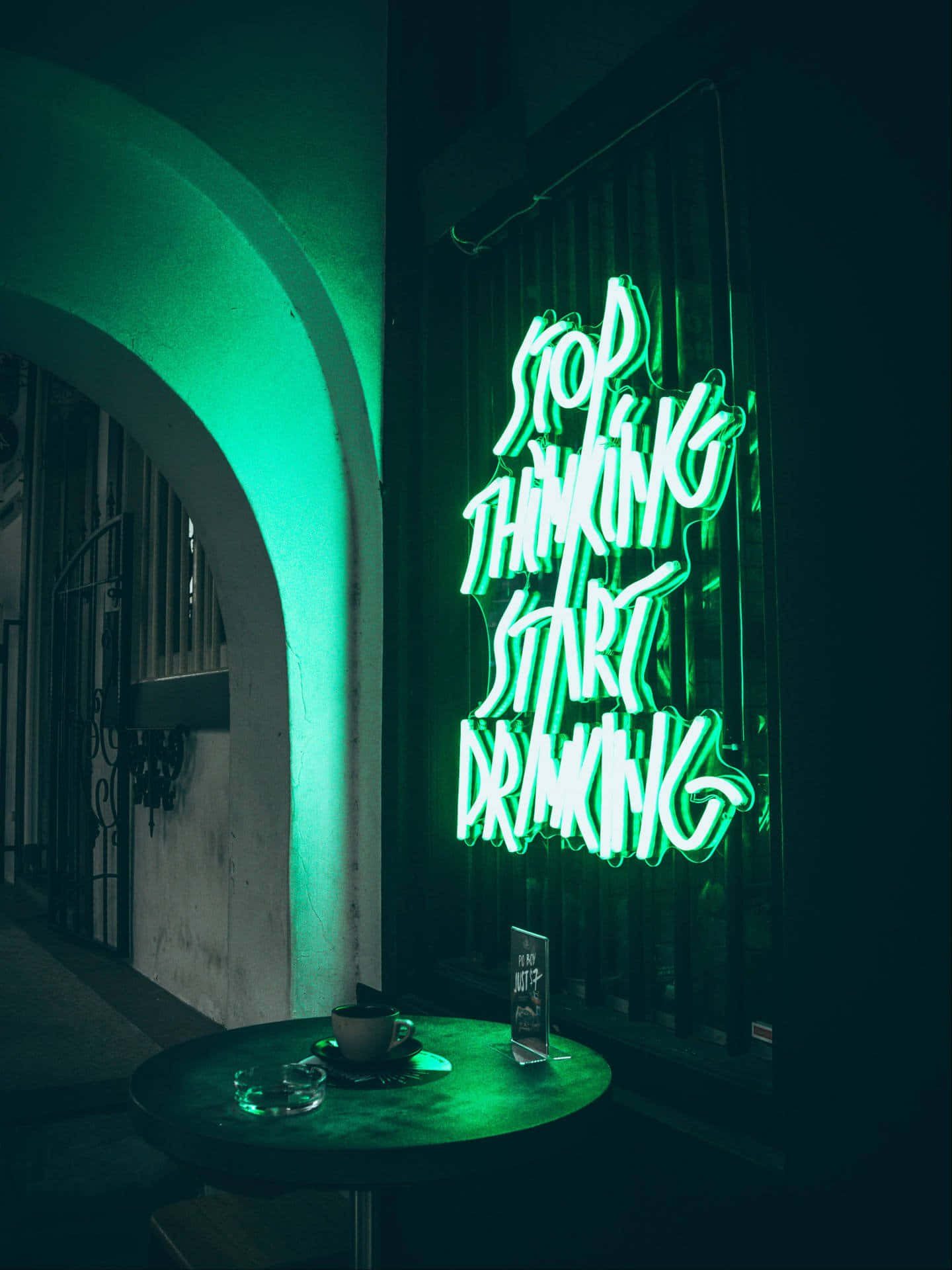 停止思考，開始飲酒 綠色LED 壁紙