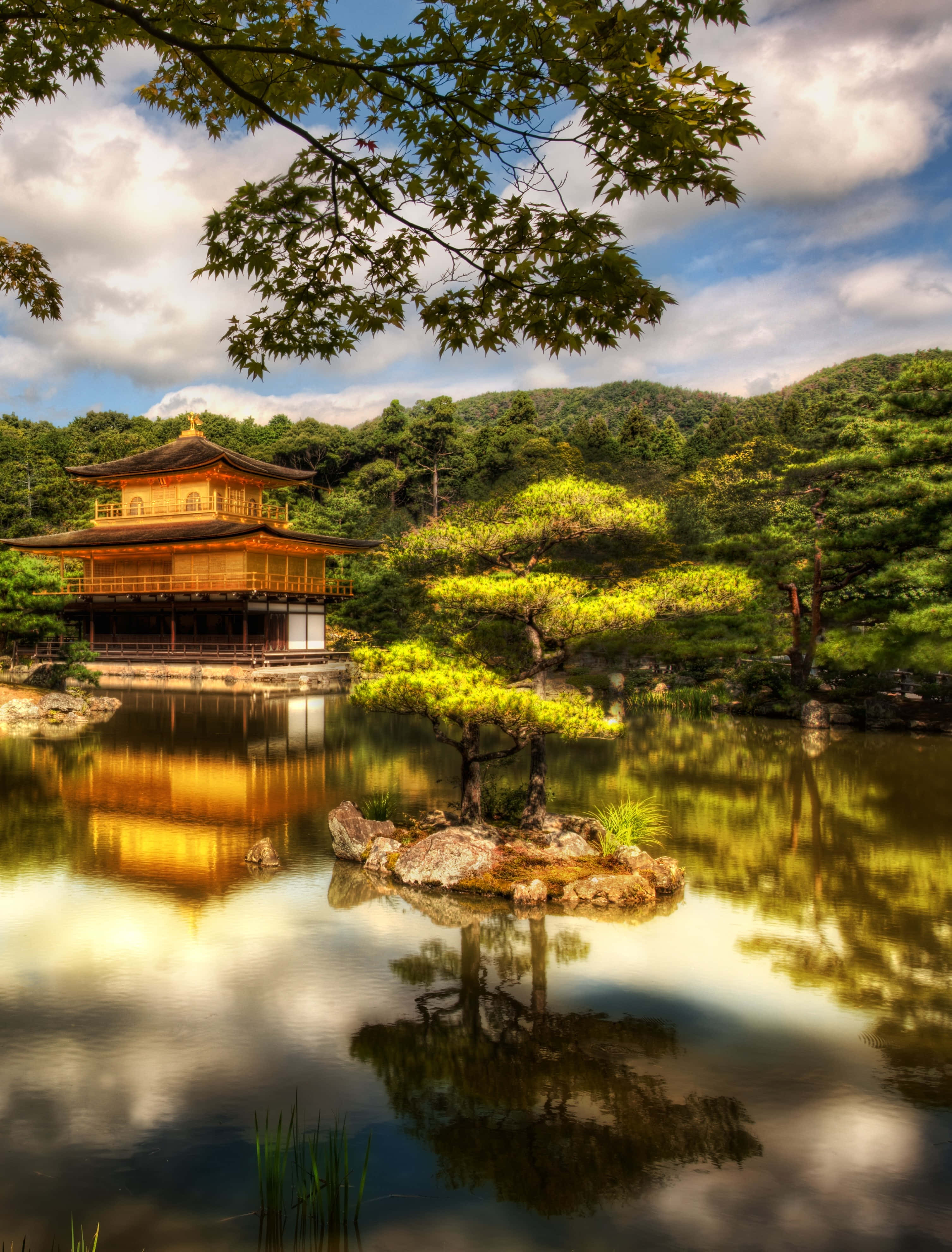 「傳統日式庭園中的古老寺廟」 壁紙