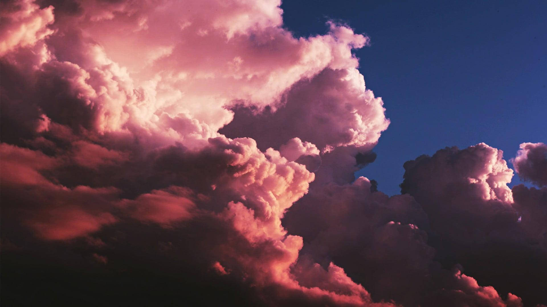 優美日落與蓬鬆紅雲美景 壁紙