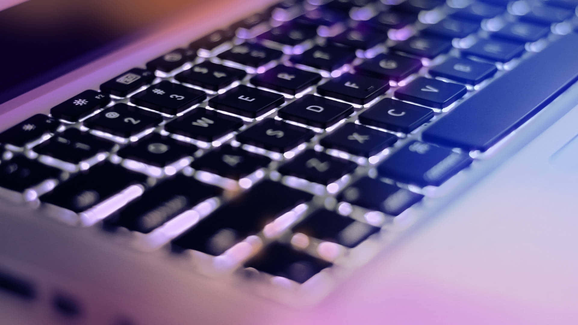 優雅Macbook敞開，隨時準備使用 壁紙