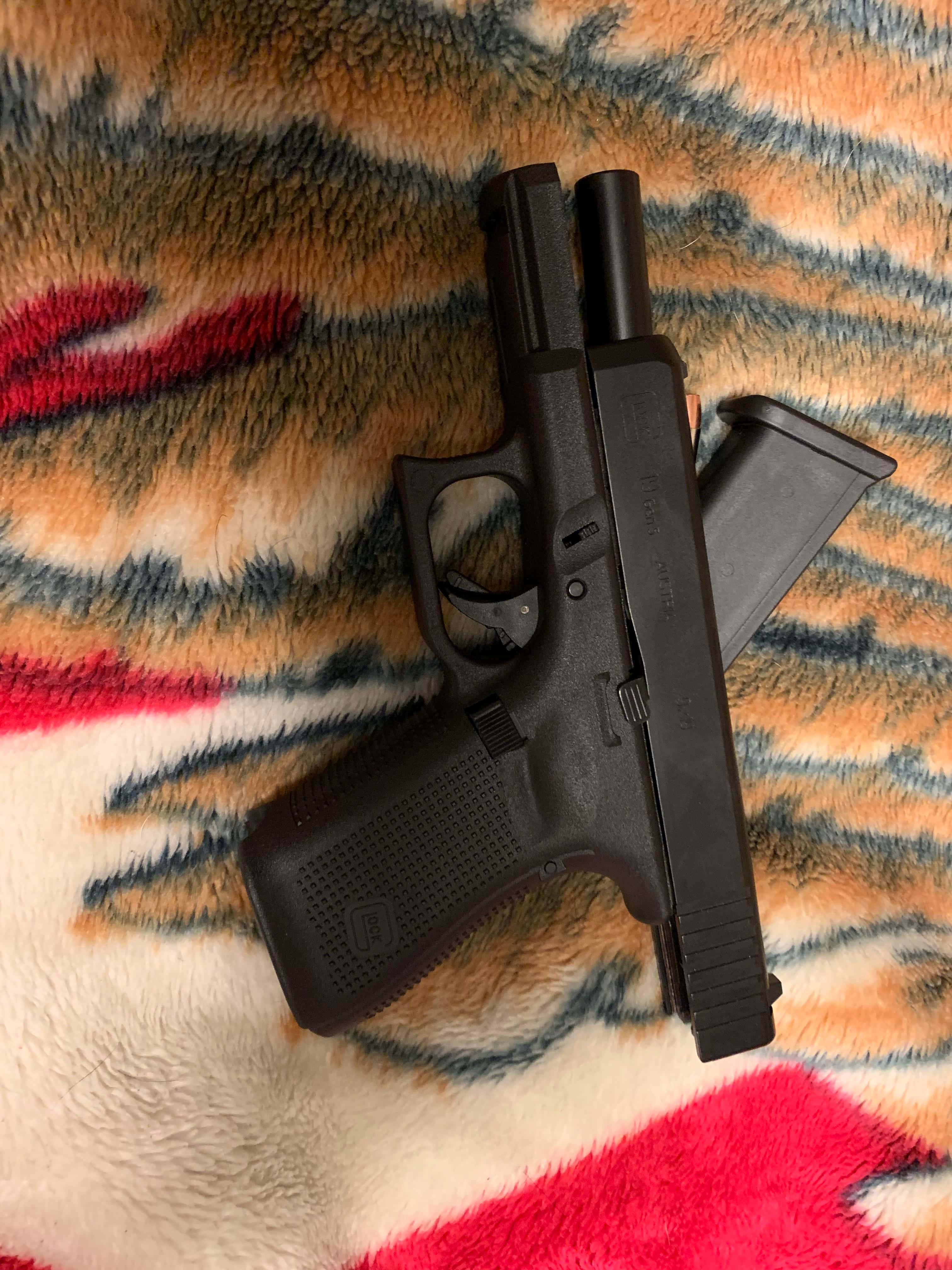 全能手槍典範 - Glock 19 壁紙