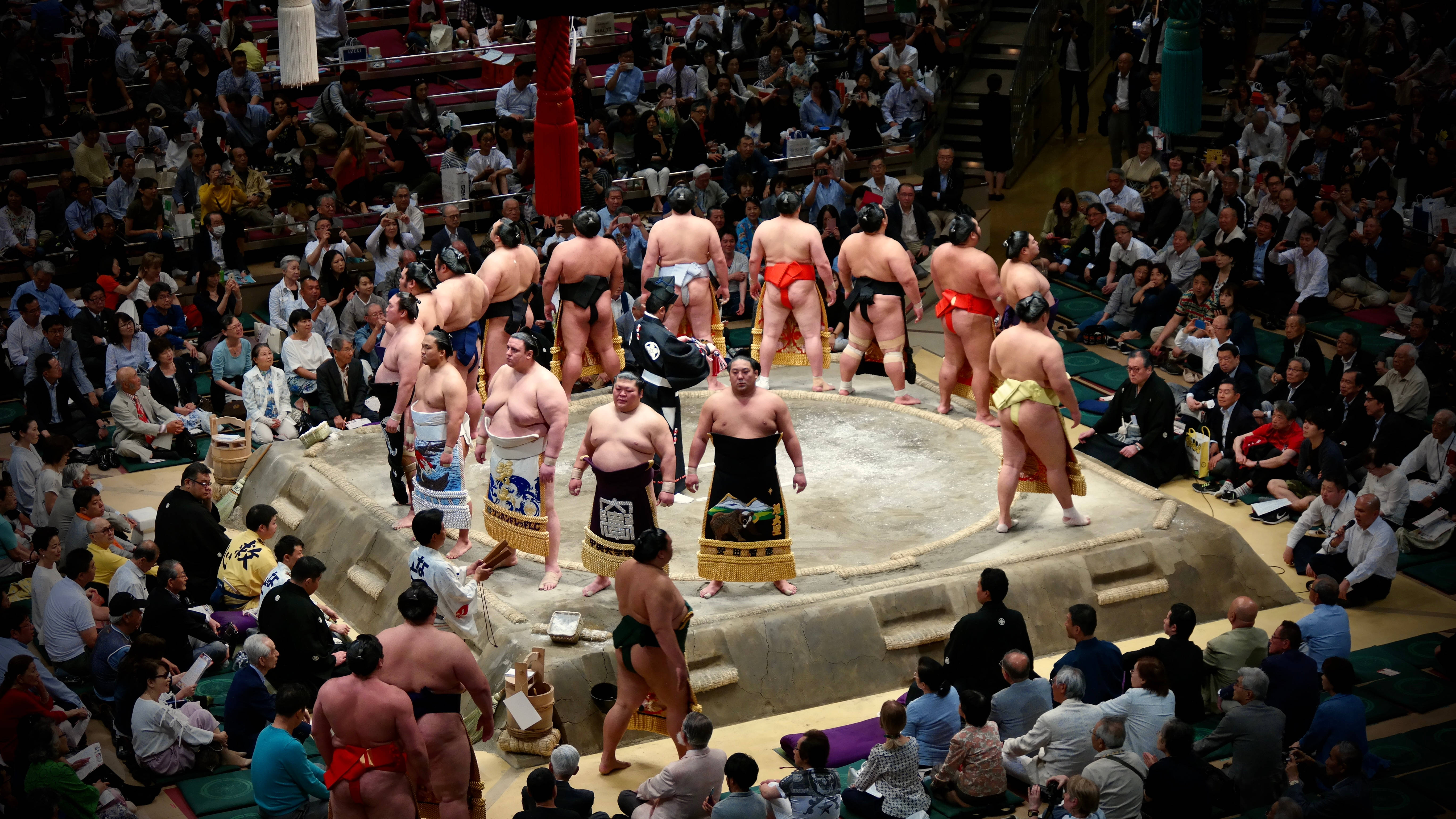 兩位相撲力士在傳統日本競技場中激烈交鋒 壁紙
