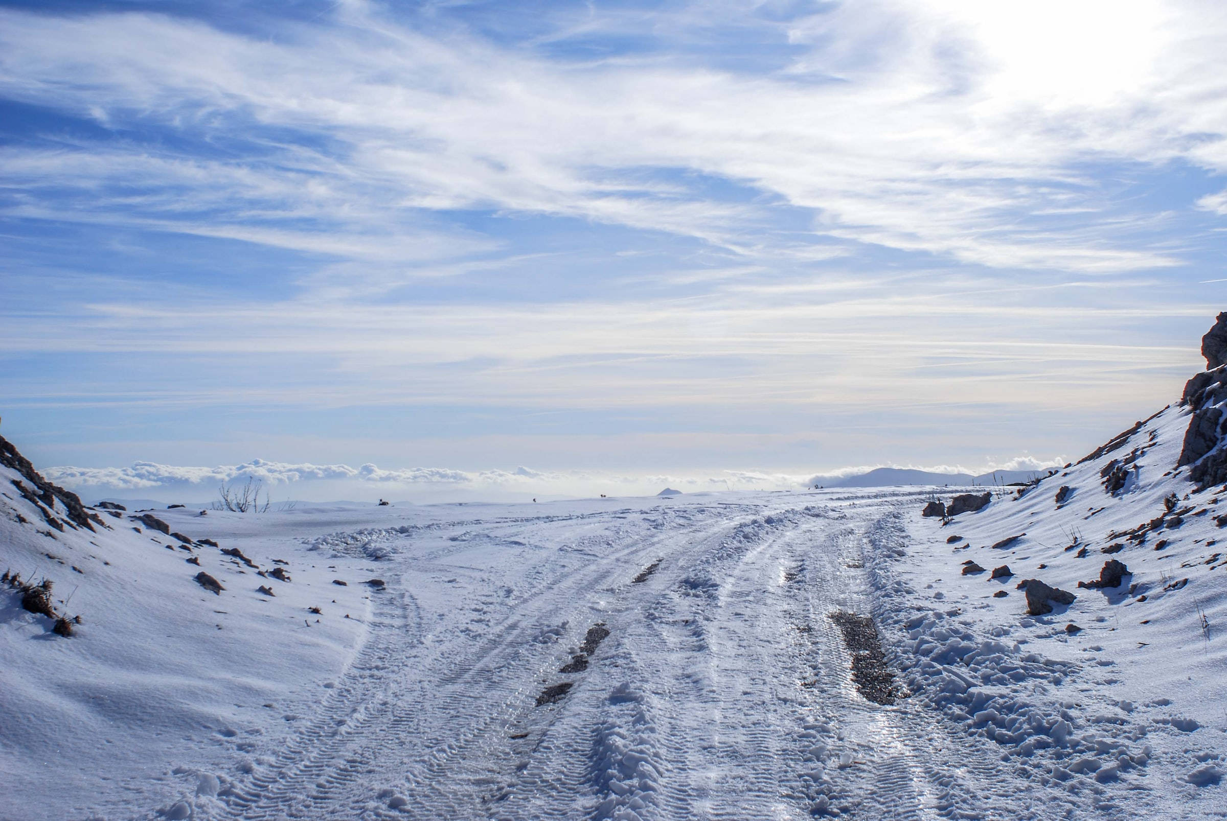冬季雪景雪地道路多云天空 壁紙