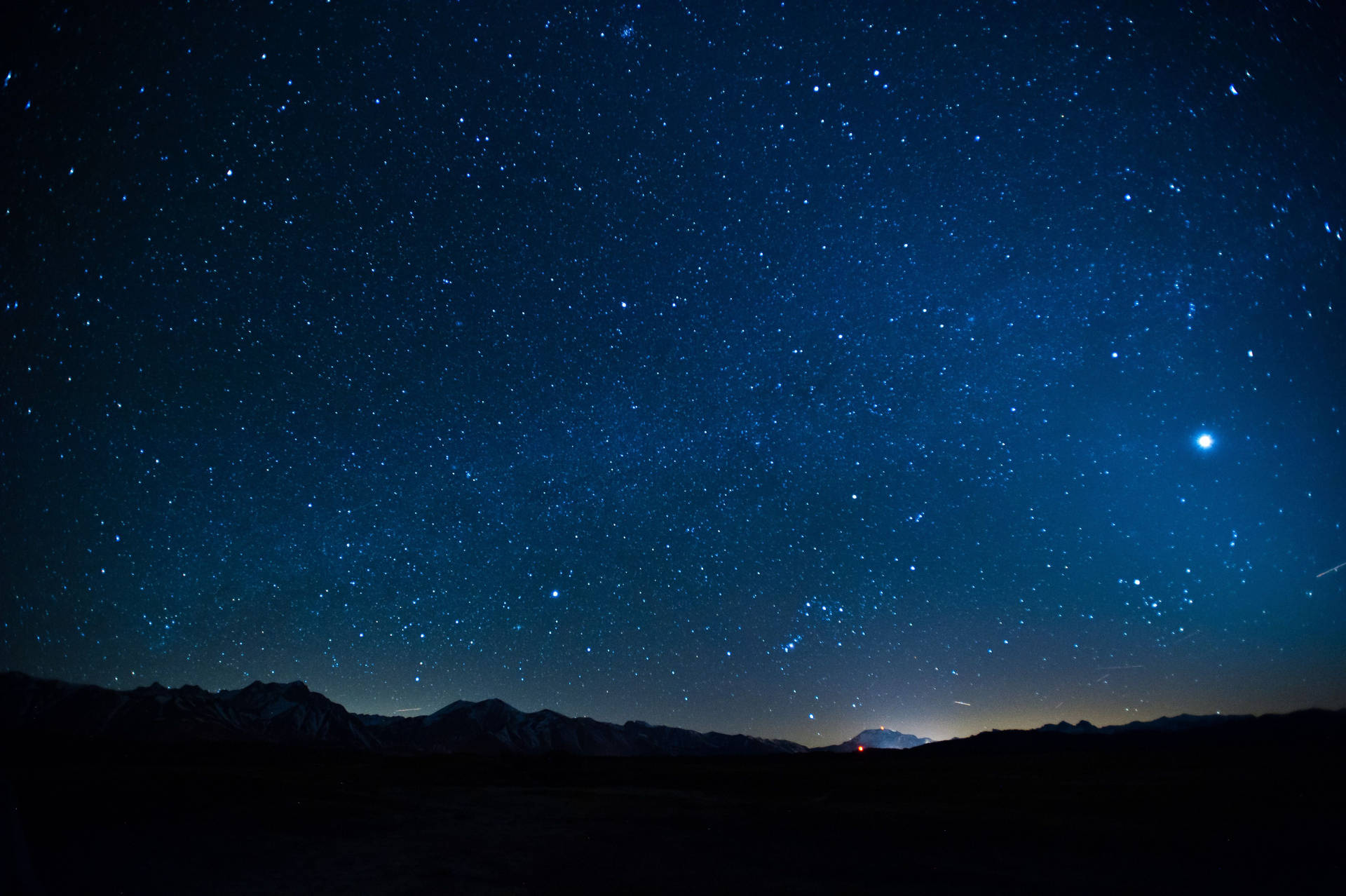 「凝視滿天星斗的夜空」 壁紙