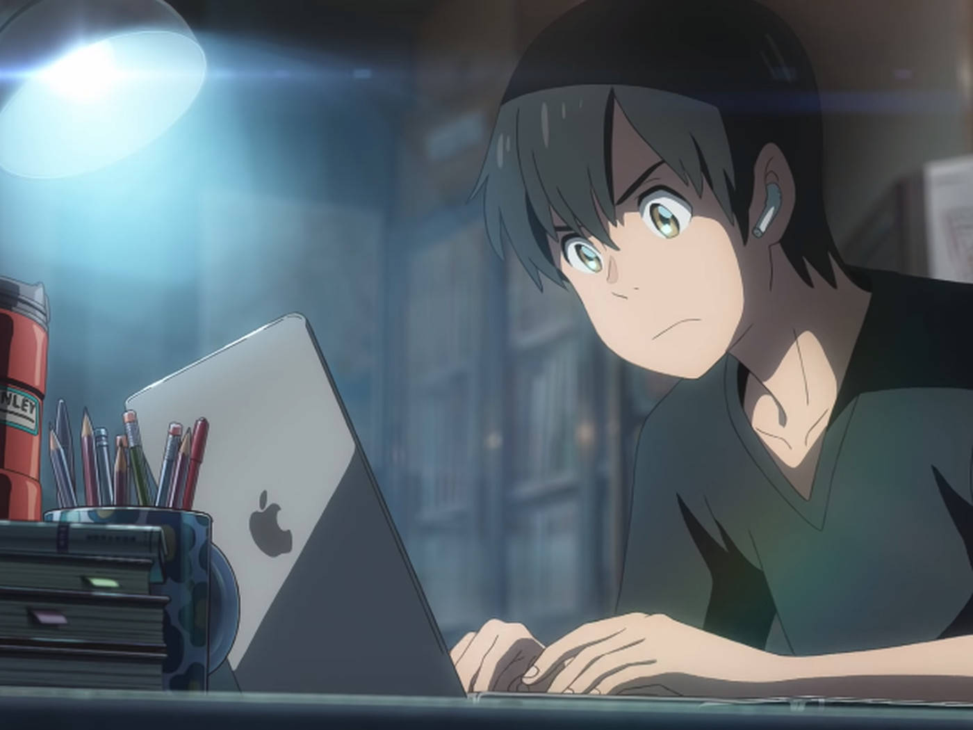 动漫男生在Macbook笔记本上打字 壁紙