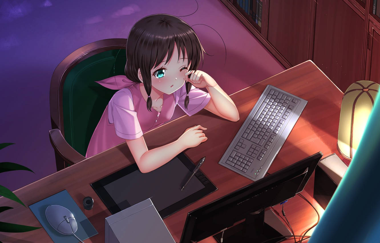 動漫女孩在筆記型電腦前忍住睡意 壁紙