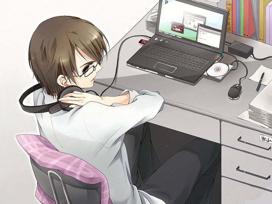 動漫男子戴著耳機使用筆記型電腦 壁紙