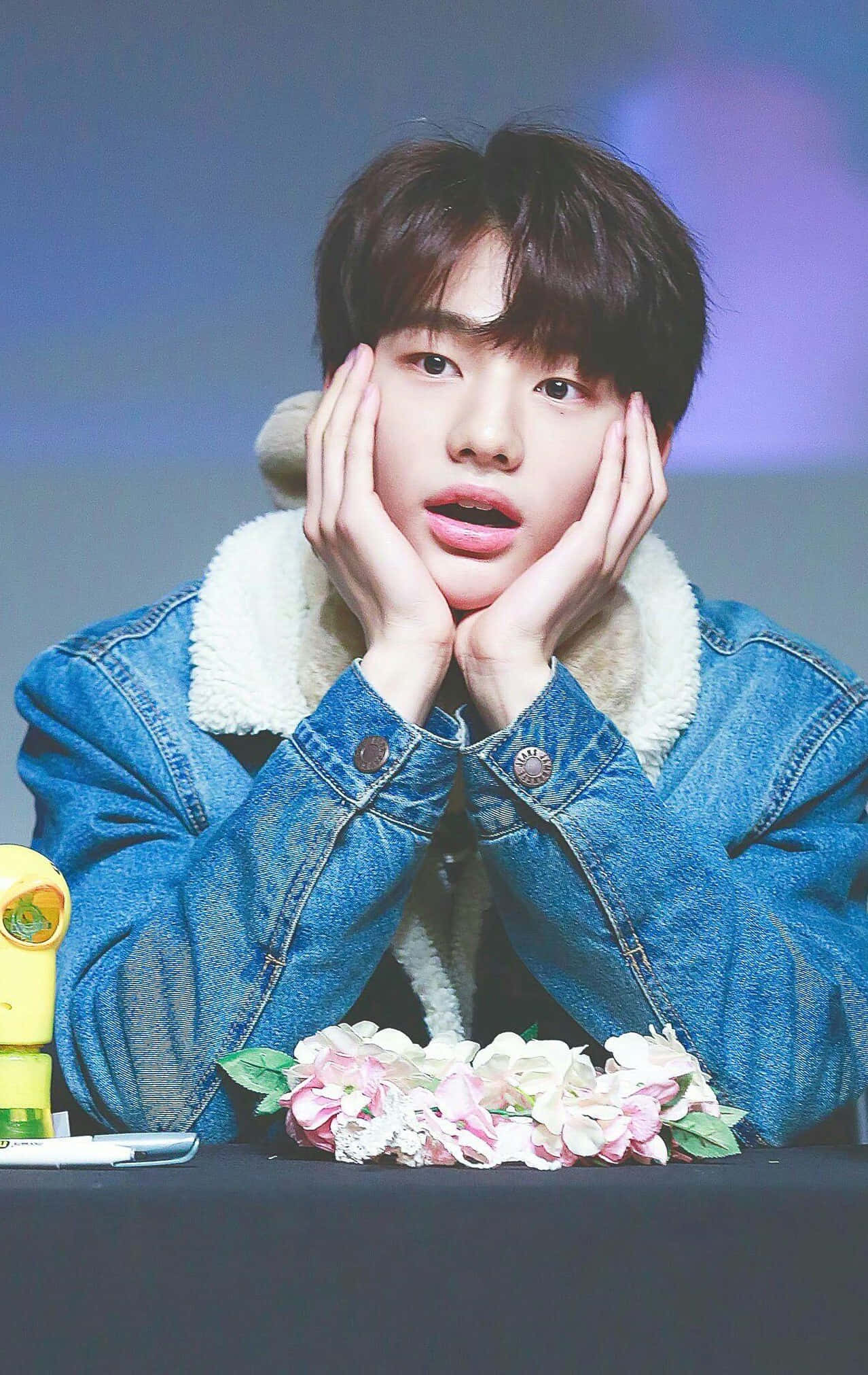 南韓歌手Hyunjin牛仔裝扮 壁紙