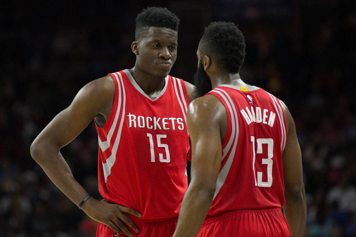 可愛的 Clint Capela 在籃球場內 壁紙