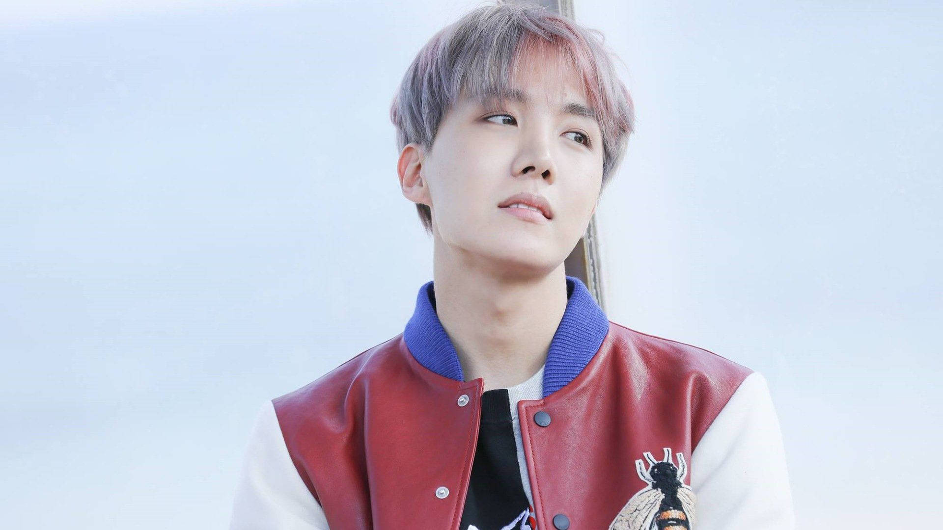 可愛的BTS J-Hope穿著紅白外套 壁紙