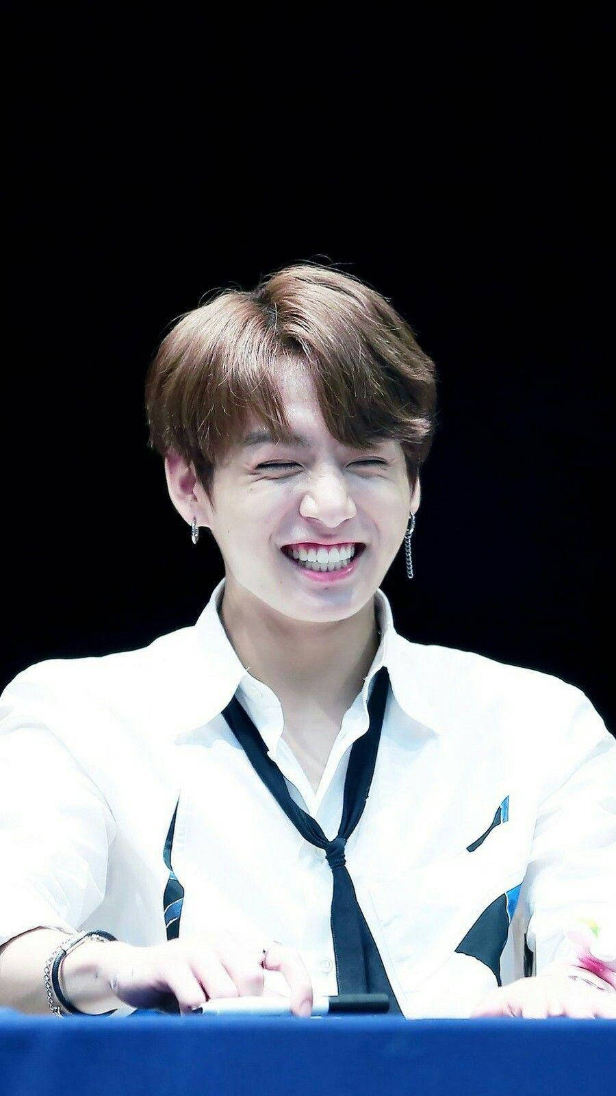 可愛的BTS柾國在粉絲見面會上微笑 壁紙