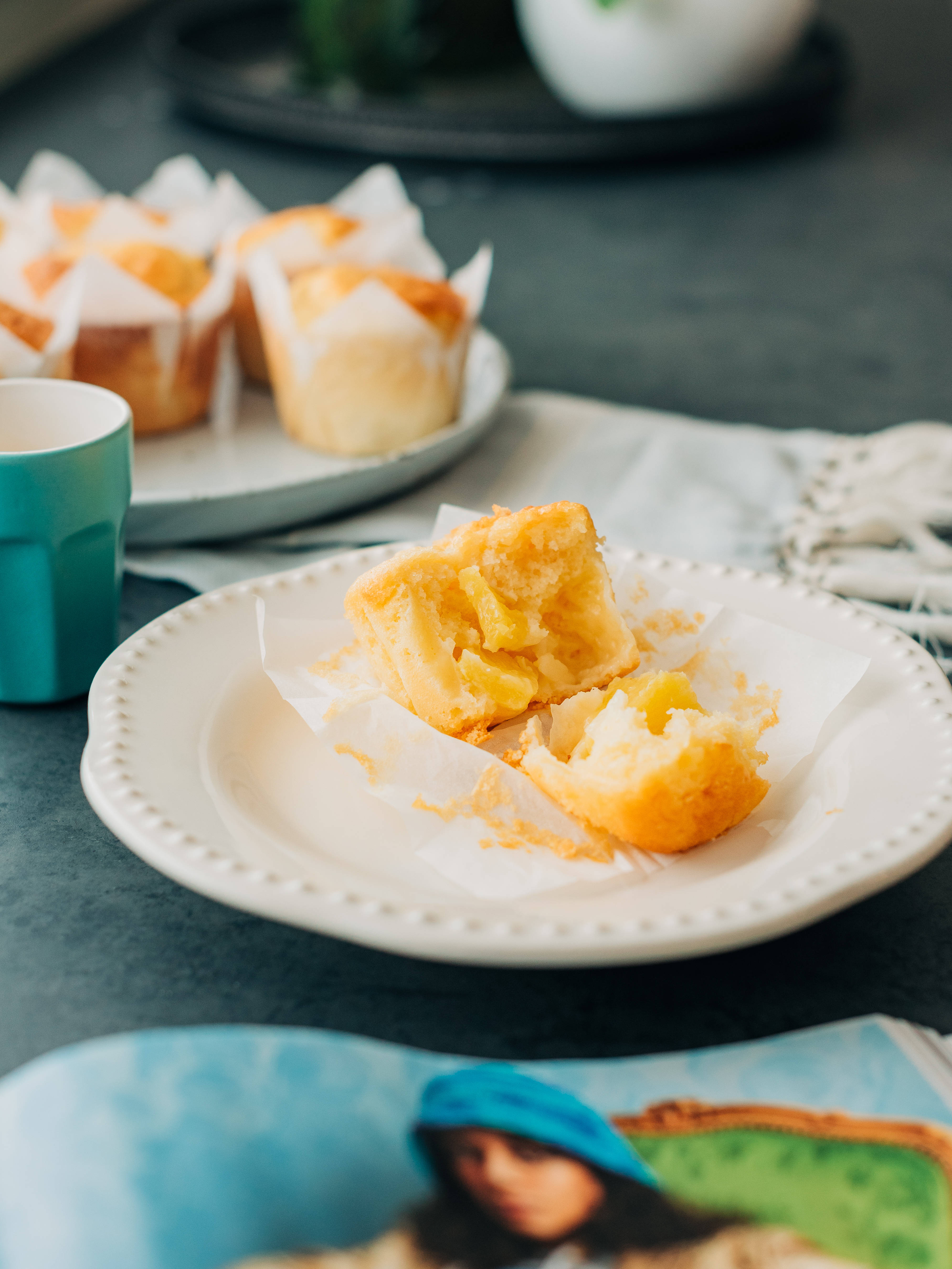 咬过的 muffin 在盘子上 壁紙