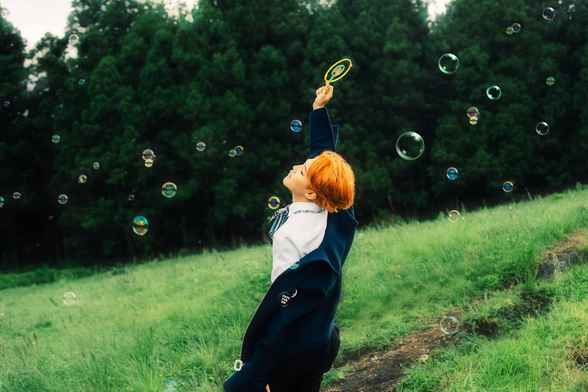 唯美BTS Jimin享受泡泡 壁紙