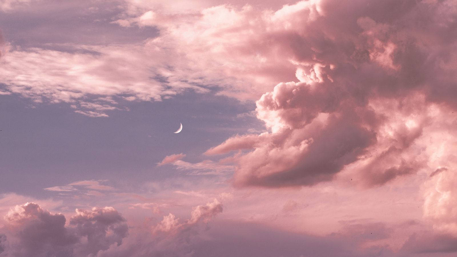 唯美雲霞與遠方新月 壁紙