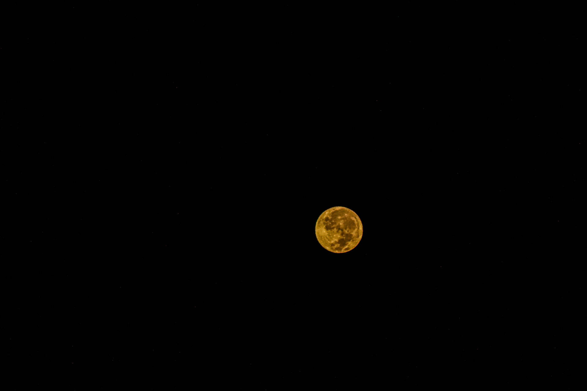 黃色月亮在漆黑的午夜夜空中，於暗夜中明亮閃耀。 — 月亮 壁紙