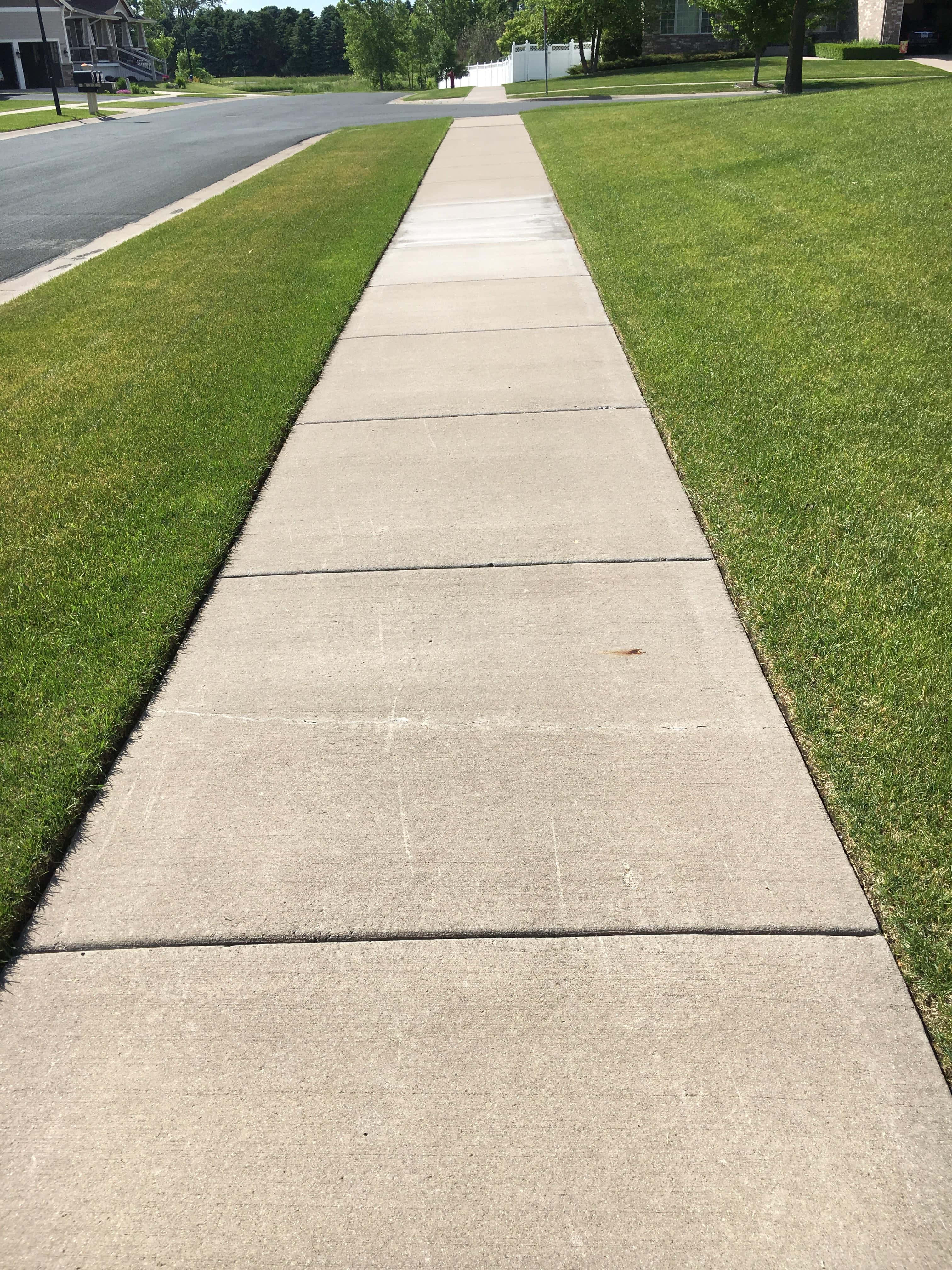 在人行道上悠閒漫步 壁紙