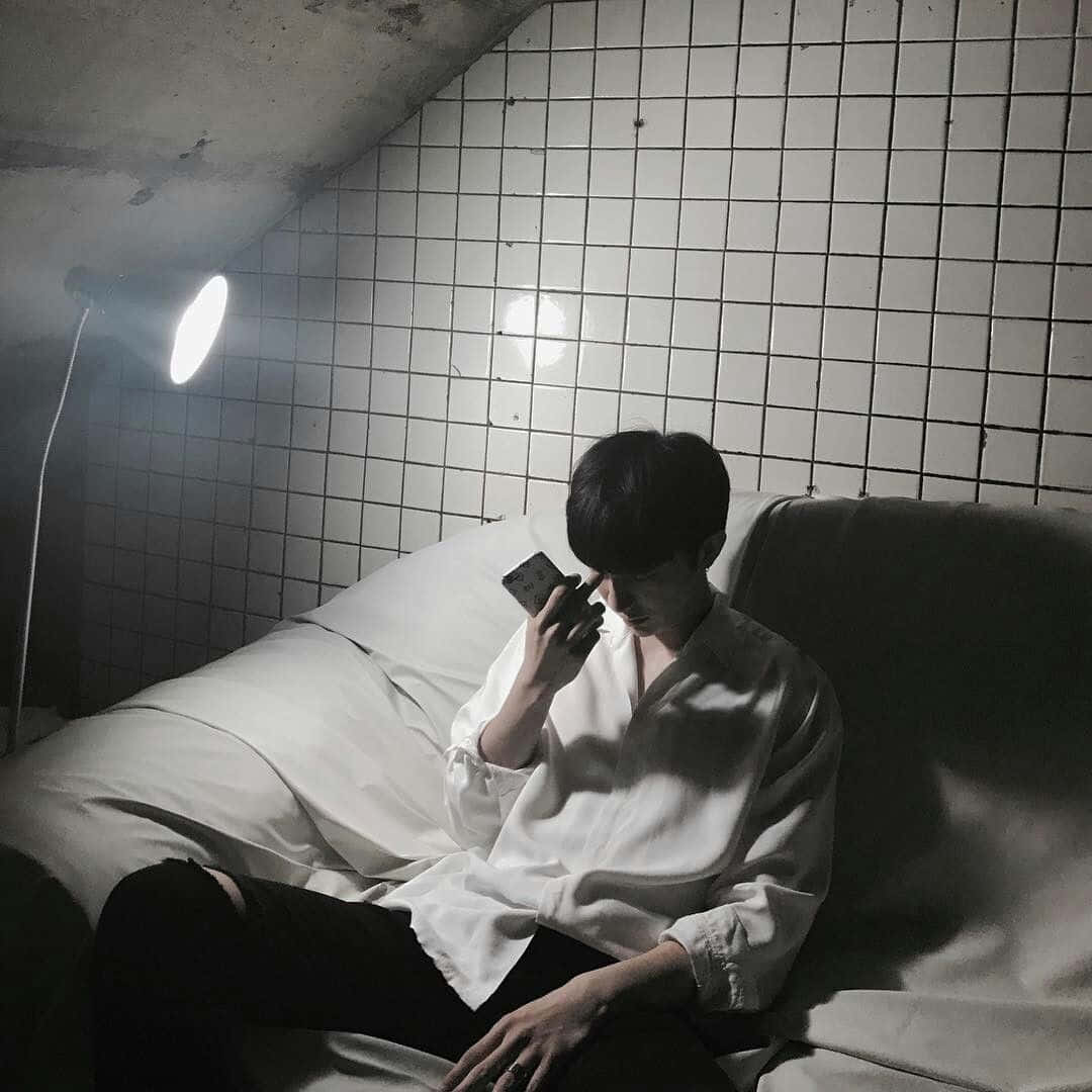 坐在床上的男子 壁紙