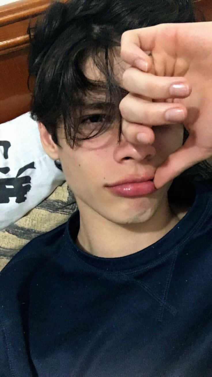型格男孩，擺出完美姿勢拍照 壁紙