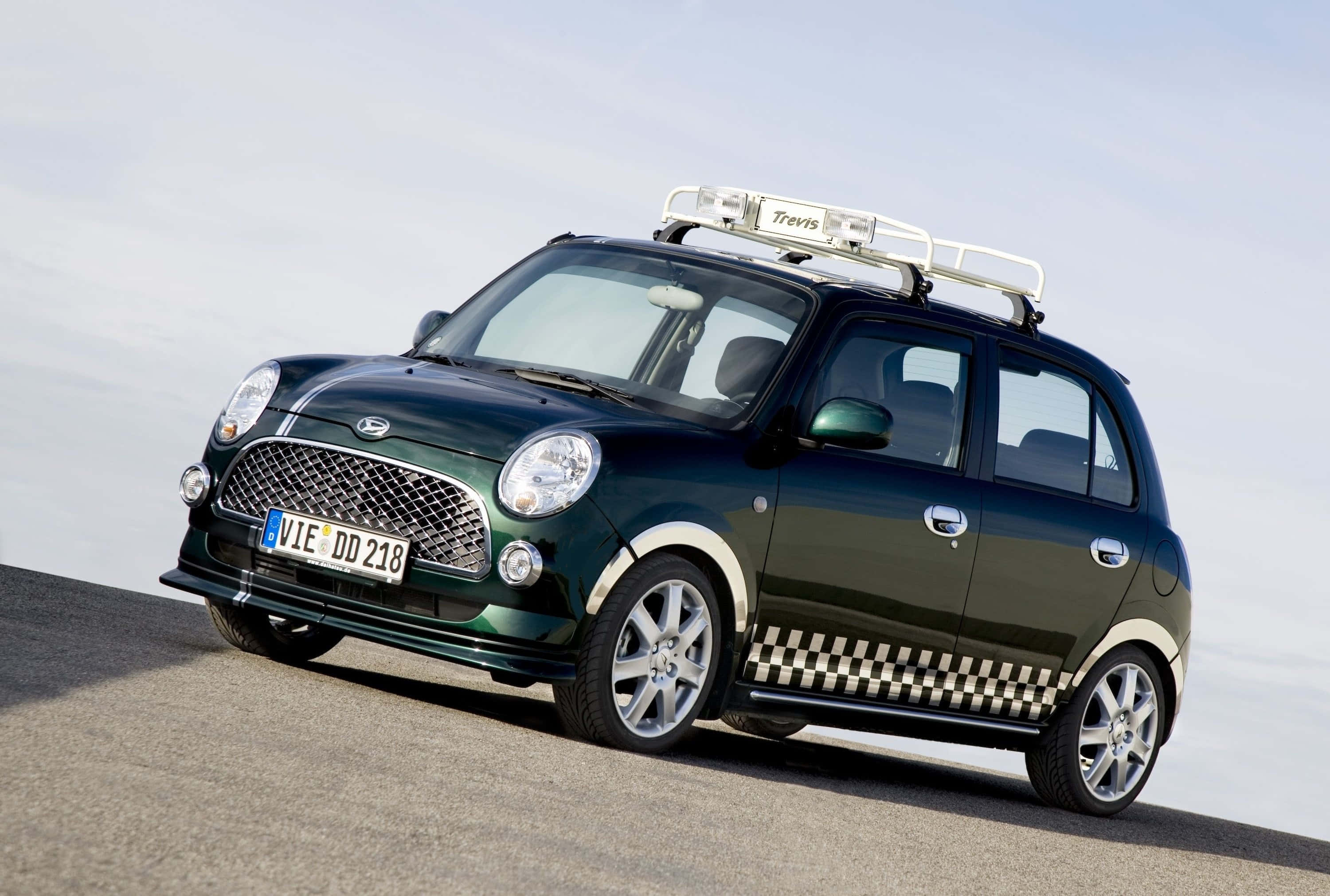 城市場景中的流暢運動型Daihatsu 壁紙