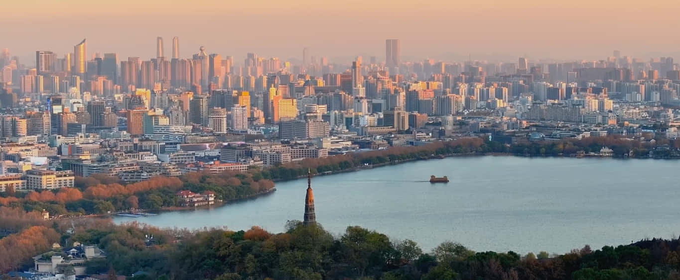 城市景觀，全景，天際線，湖泊，寶塔，日落，黃金時刻，都市，建築，寧靜，溫暖光線，風景如畫，旅遊