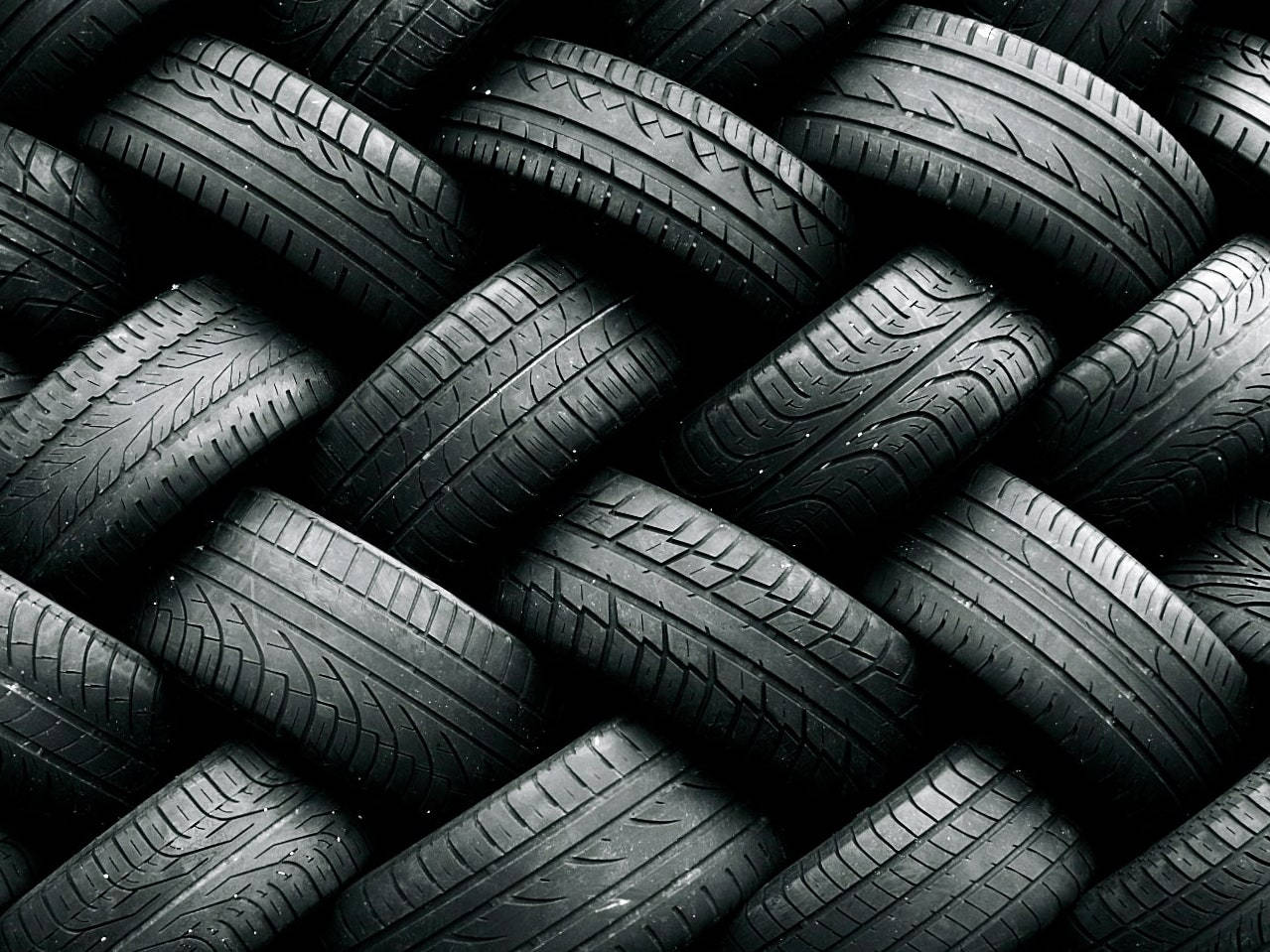堆疊的固特異輪胎 — 汽車 壁紙