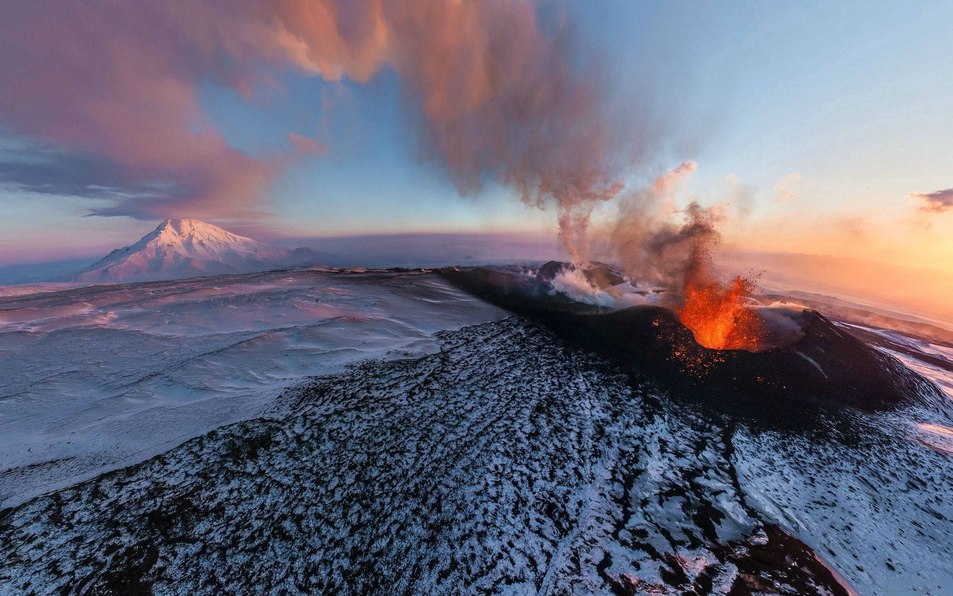 日落时火山喷发烟雾与火焰