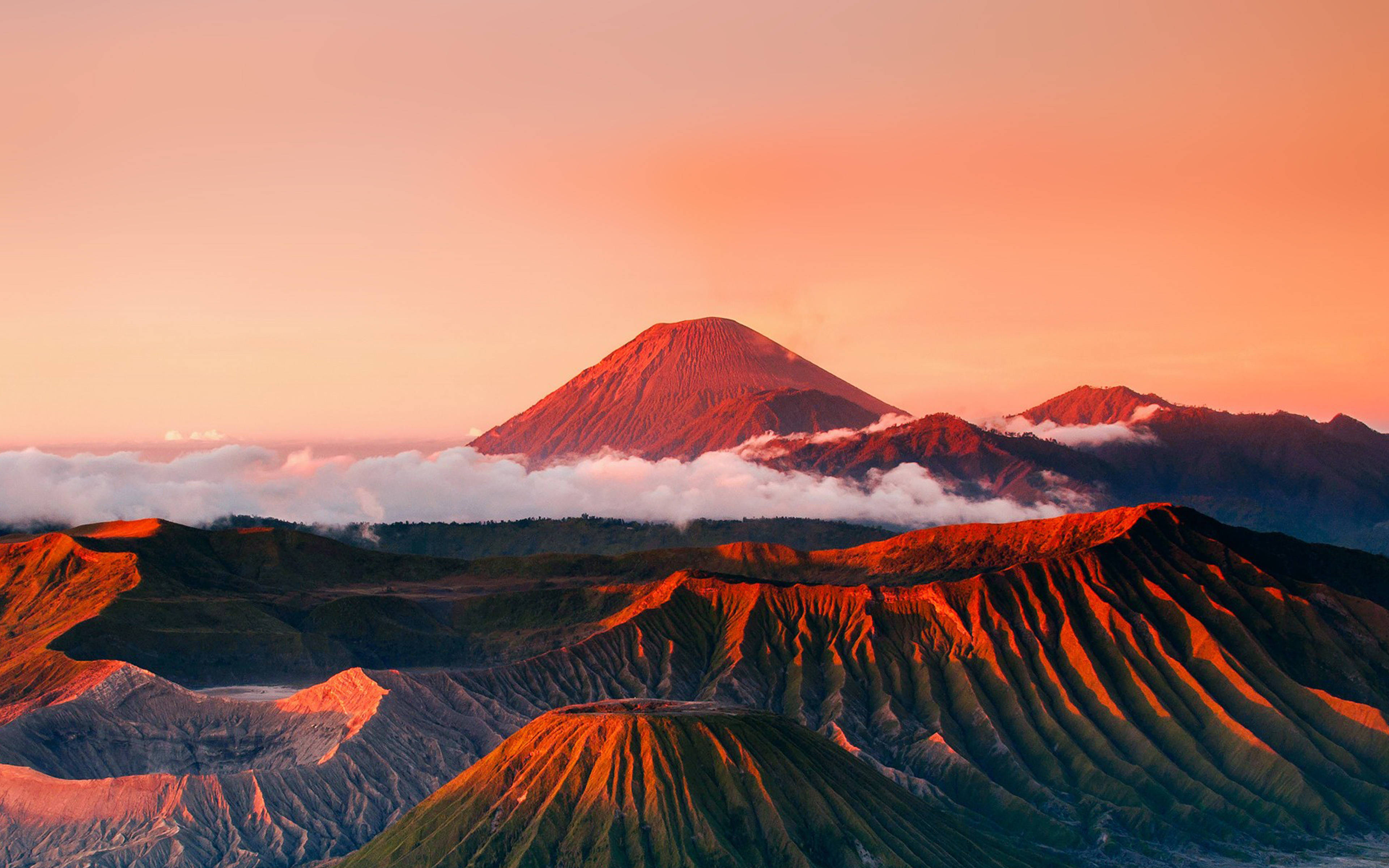 壯麗紅山景致 壁紙