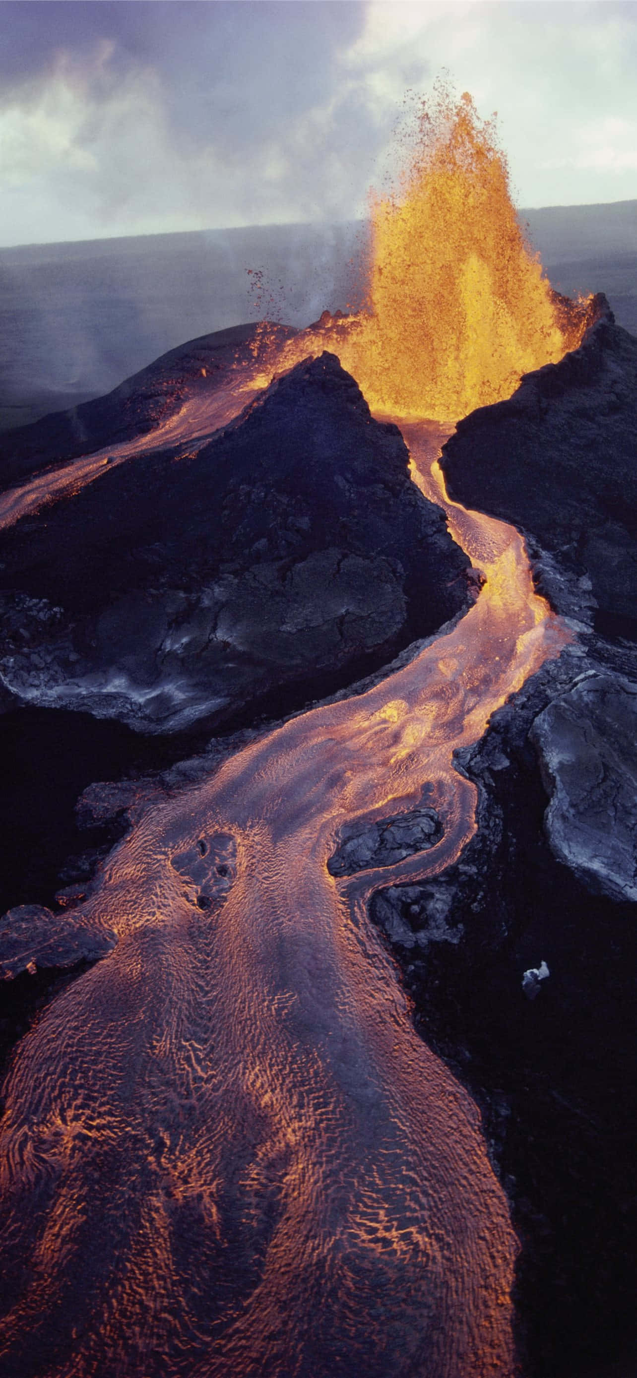 夏威夷火山國家公園火山噴發的驚人美景 壁紙