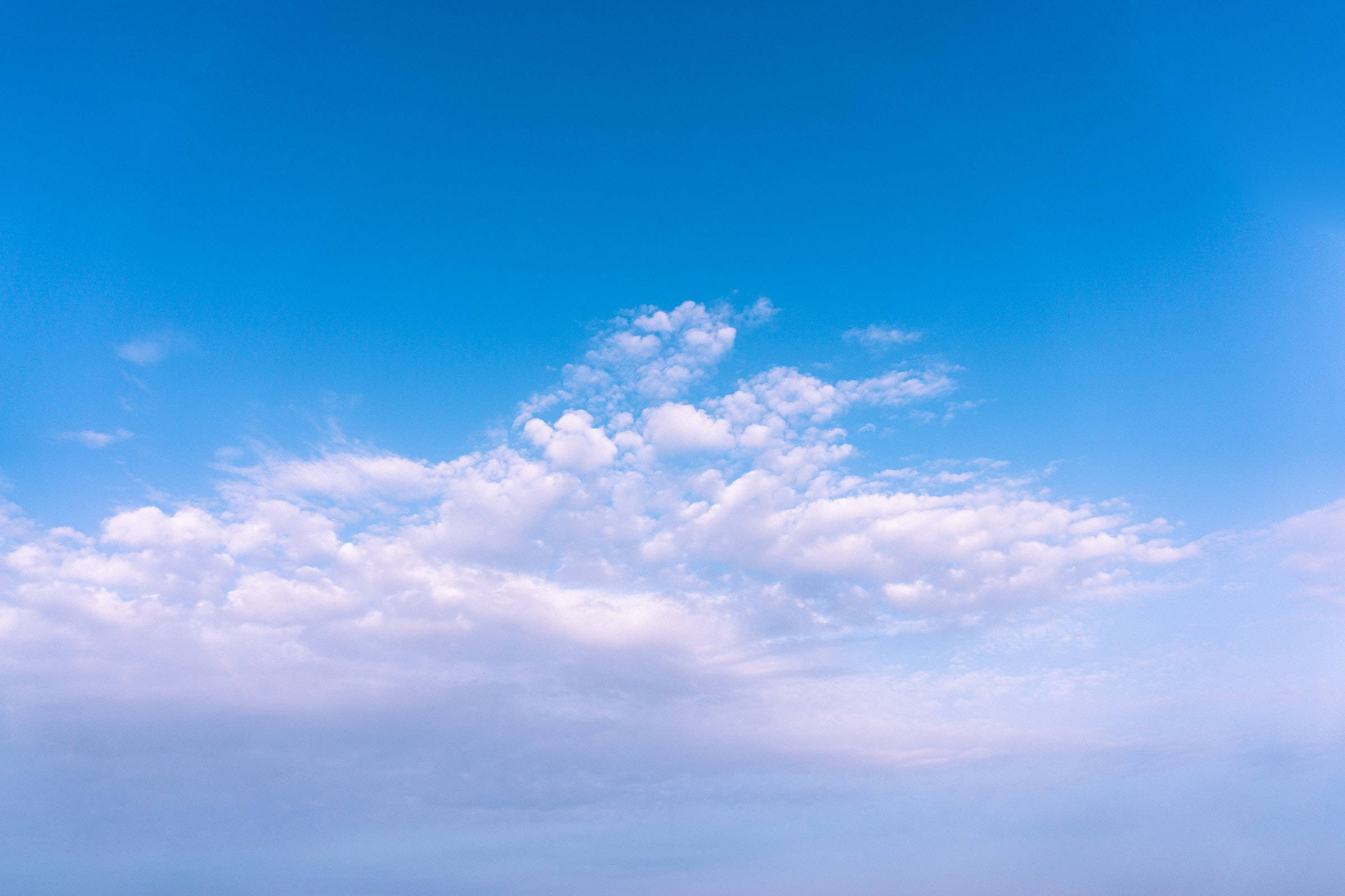 多雲天空下的寧靜晴天 壁紙
