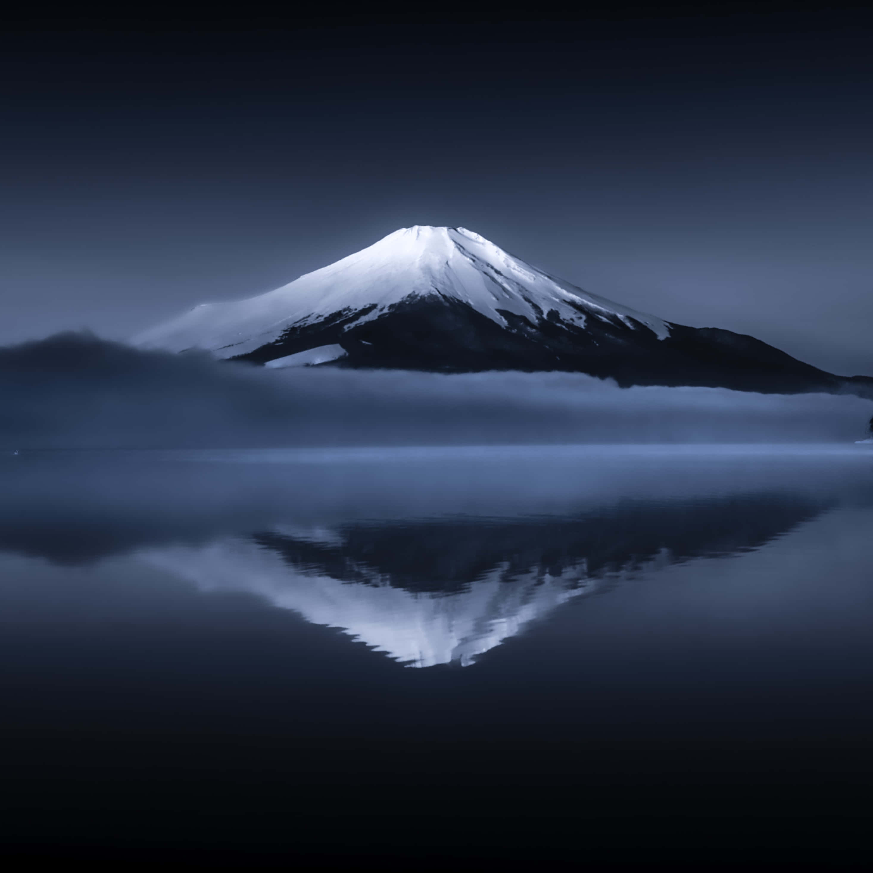夜晚，一座山倒映在湖中 壁紙