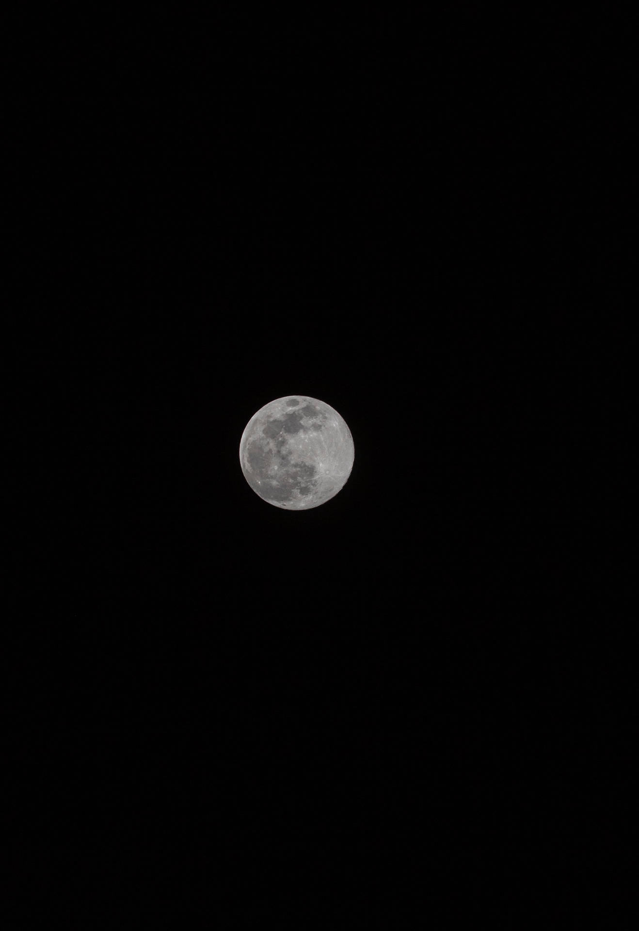 滿月在黑色傍晚午夜天空中明亮照耀。月亮與衛星視角。 — 月亮 壁紙