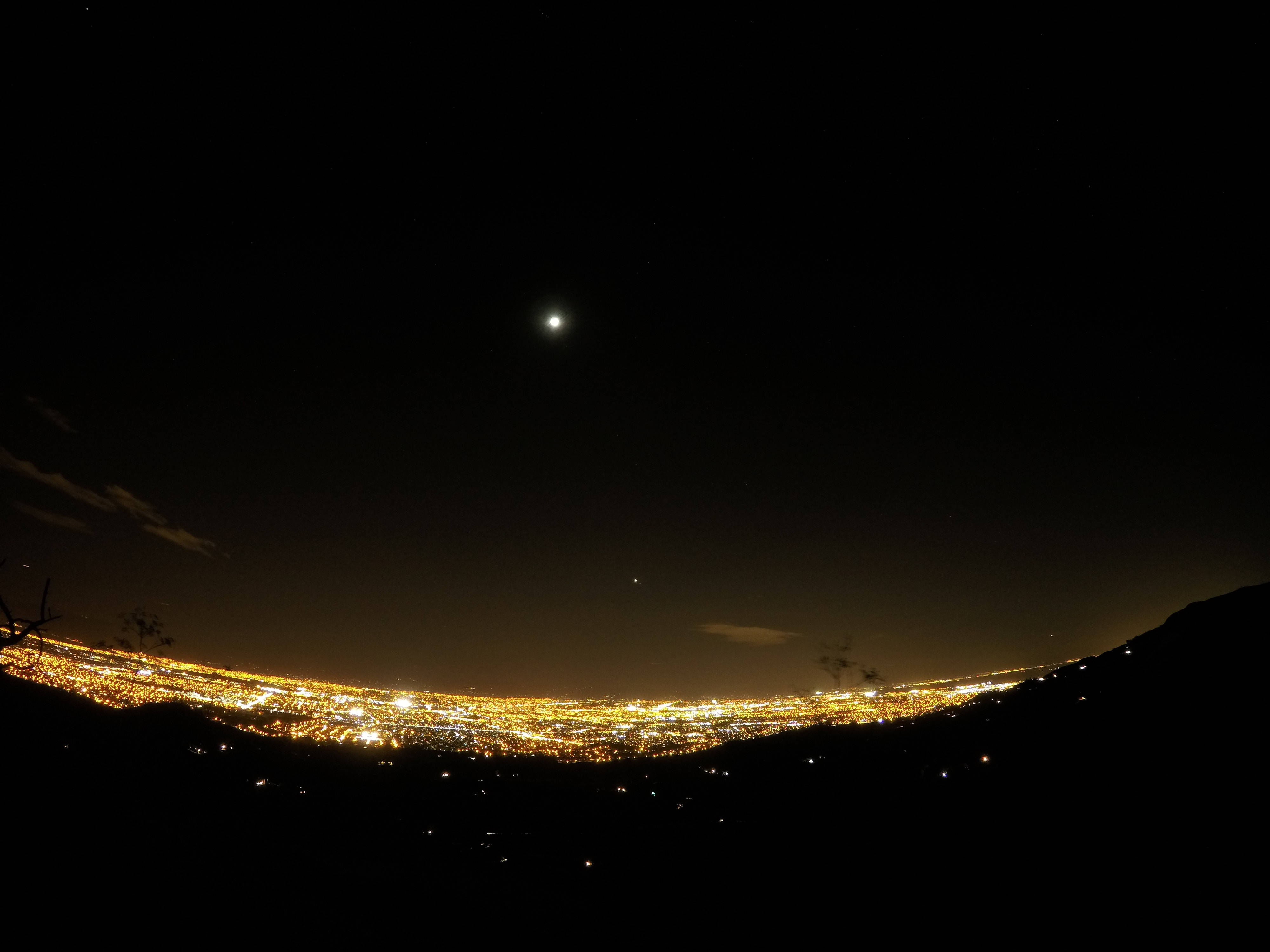 夜间城市与天空 壁紙