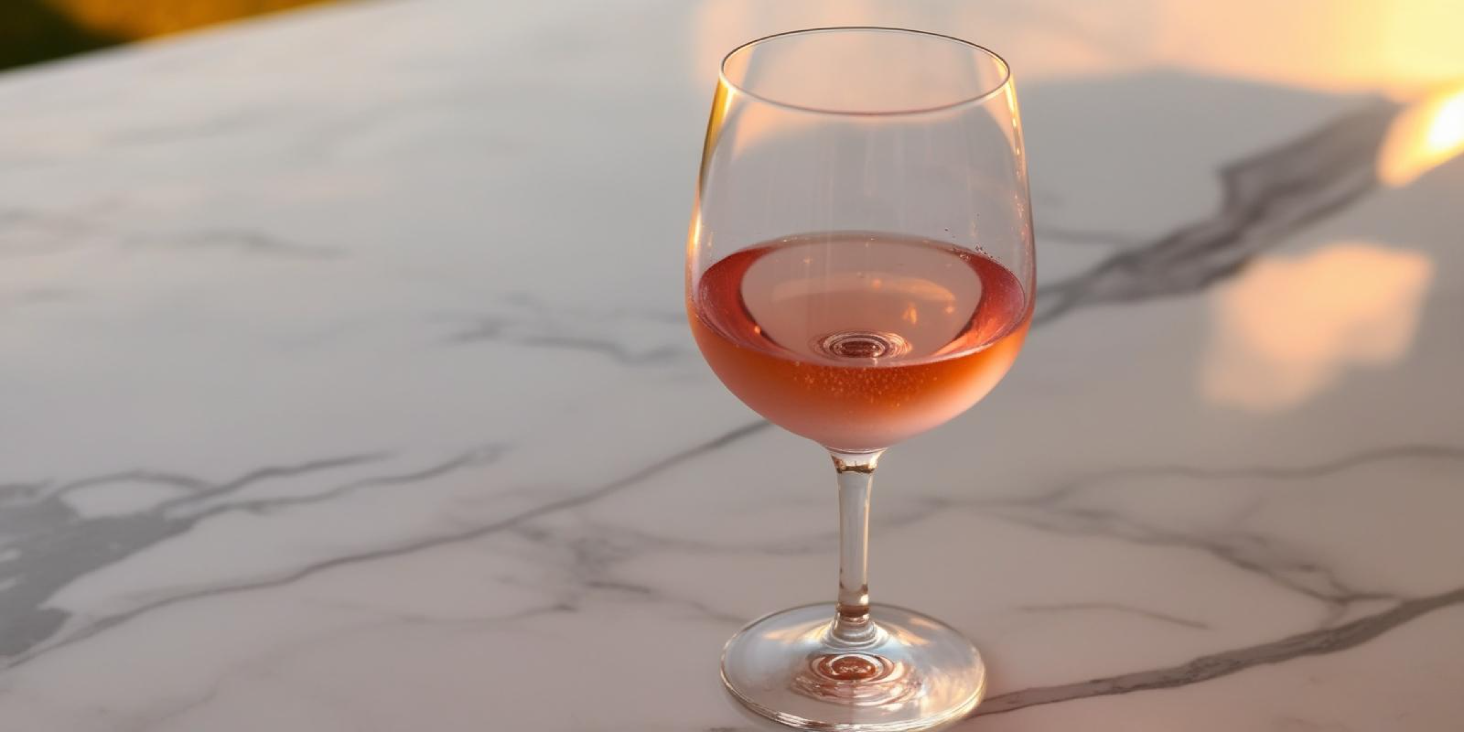 大理石桌上的葡萄酒杯 壁紙