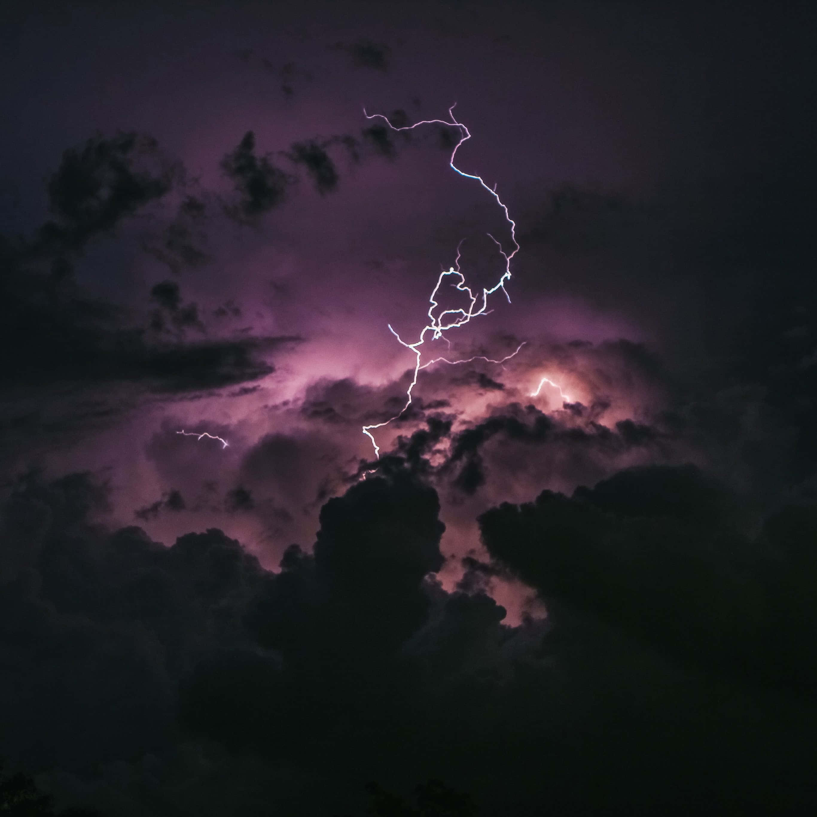 天空中的閃電與雲層 壁紙