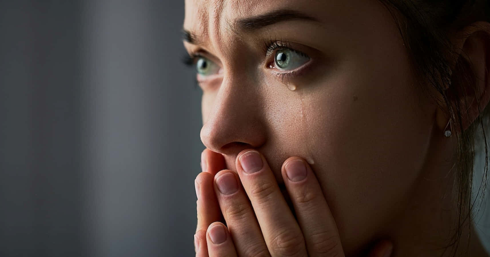女人用手掩着嘴 壁紙