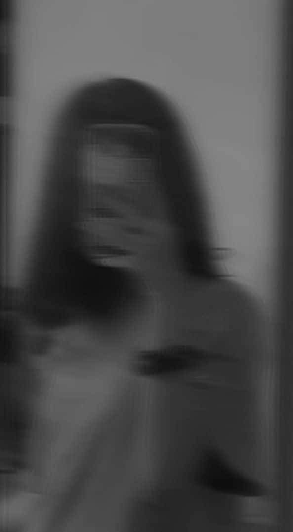 女孩模糊手機鏡中自拍照 壁紙
