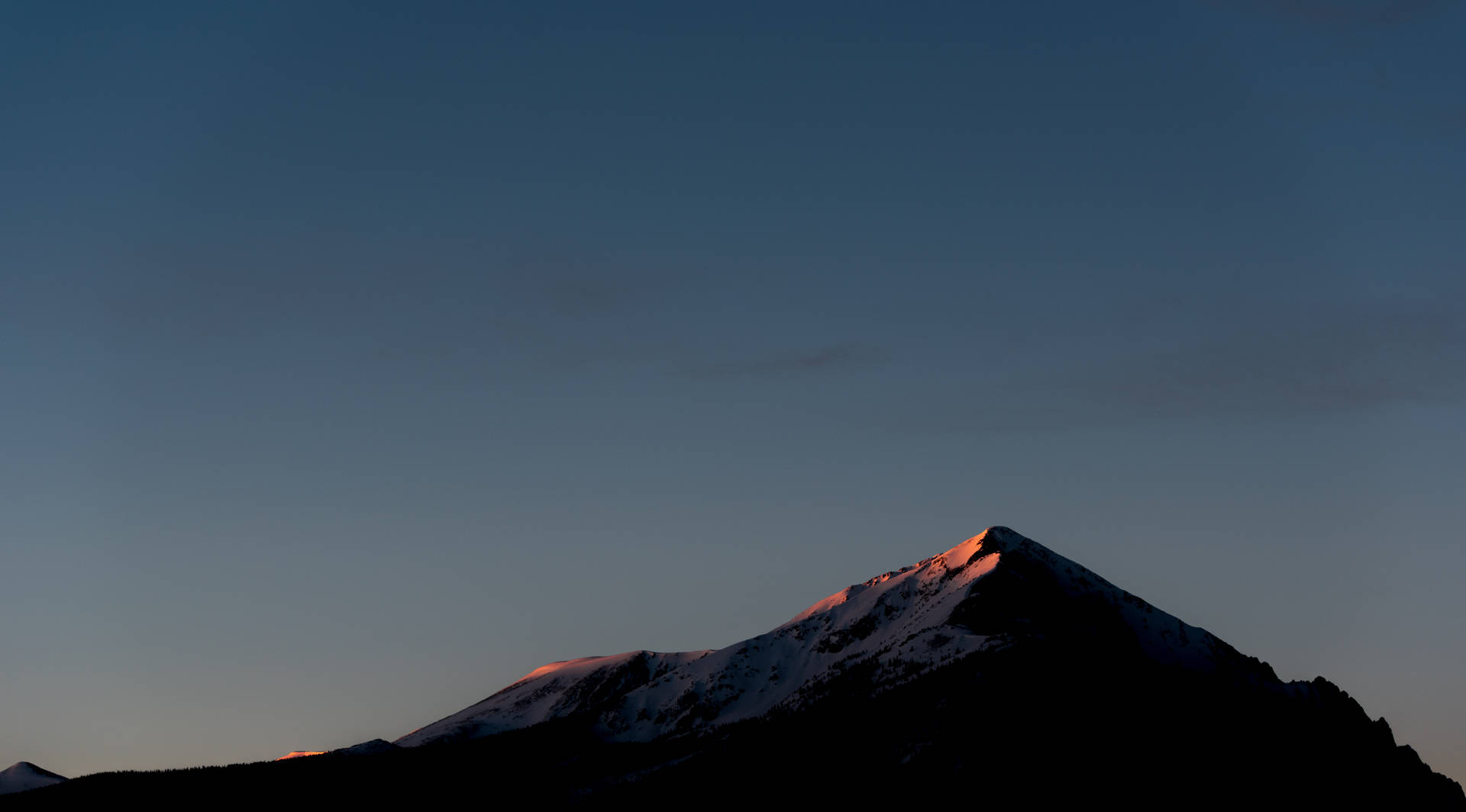 山峰陰影與清澈天空，夜幕降臨前。