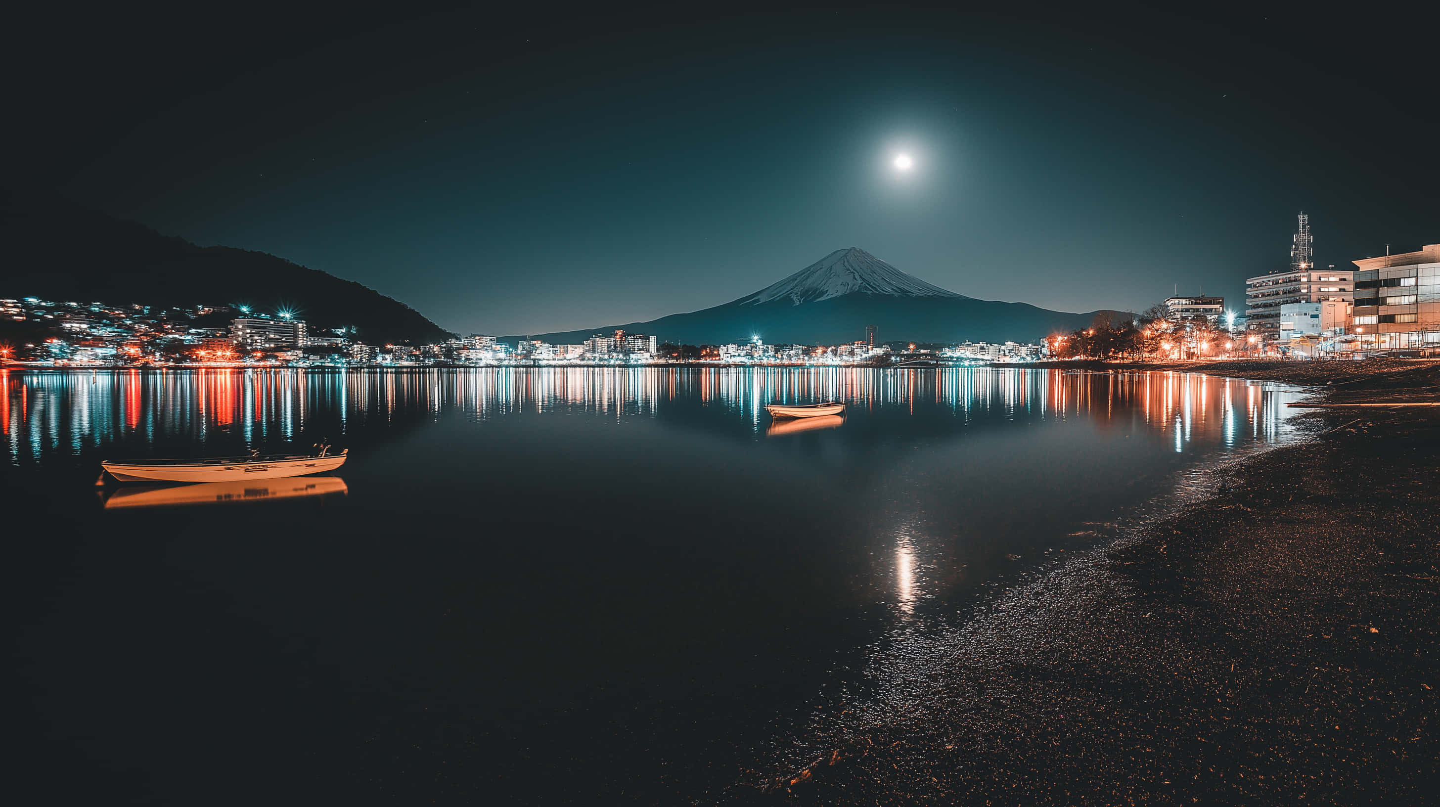富士山倒映湖面，城市灯火夜景 壁紙