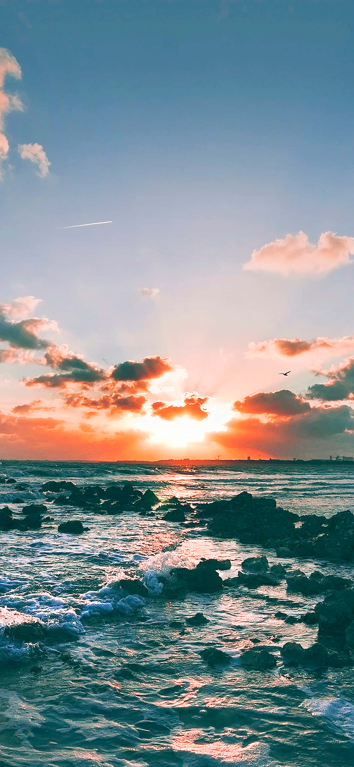 寧靜海洋上的燦爛夕陽雲彩 壁紙