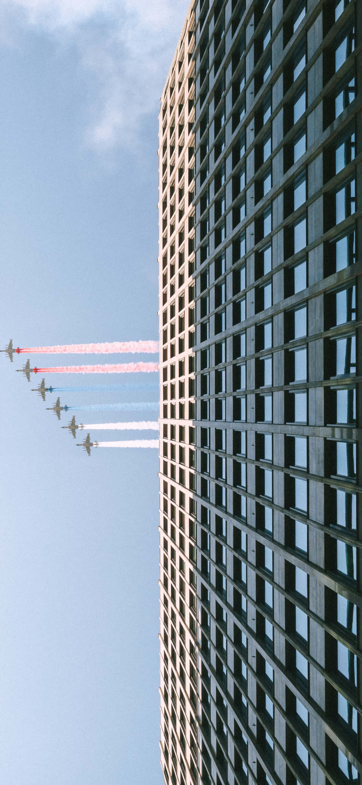 小型商用飛機上空的夕陽光輝 壁紙
