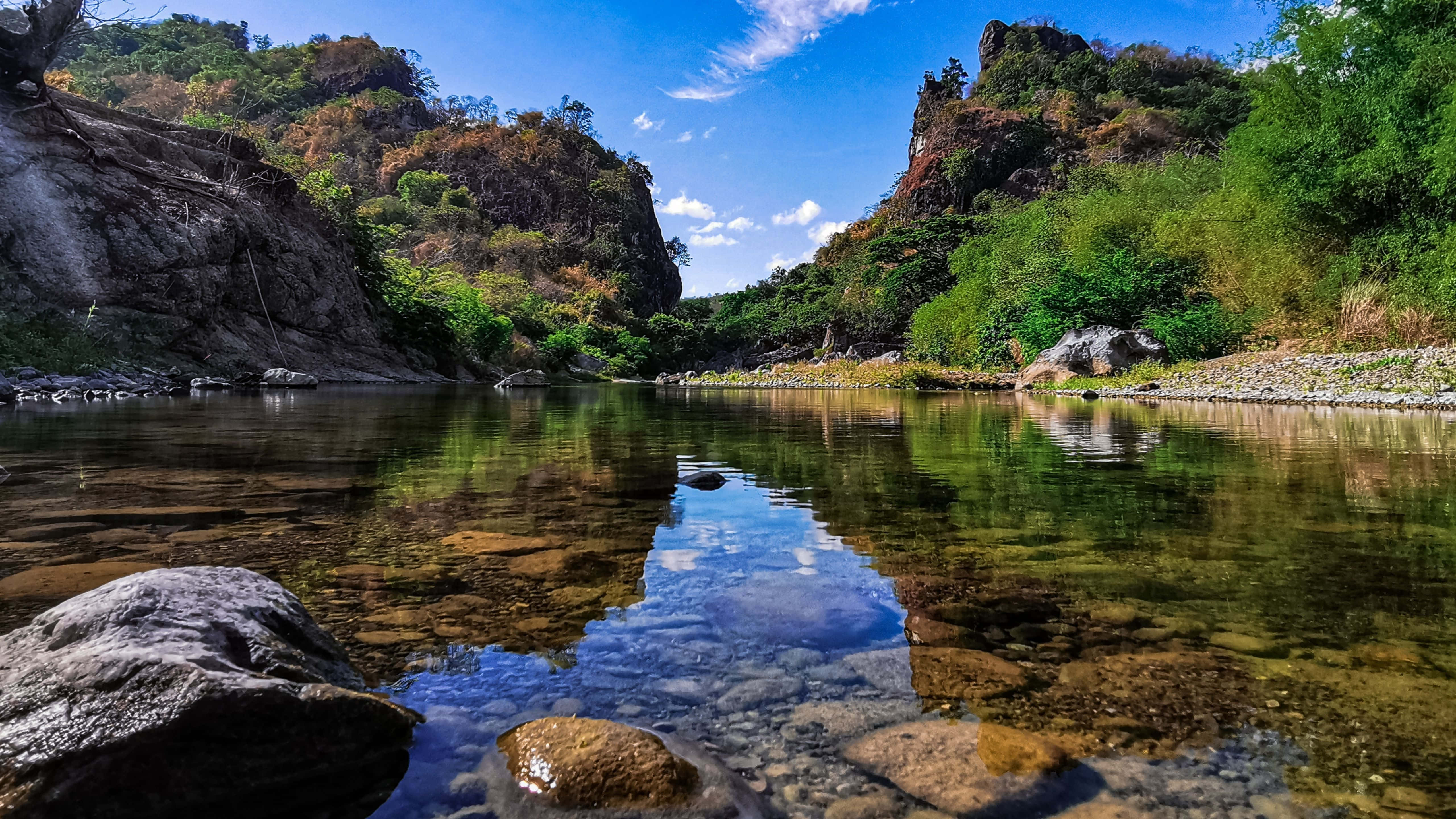 山峰与清澈蓝天的壮丽景象 壁紙