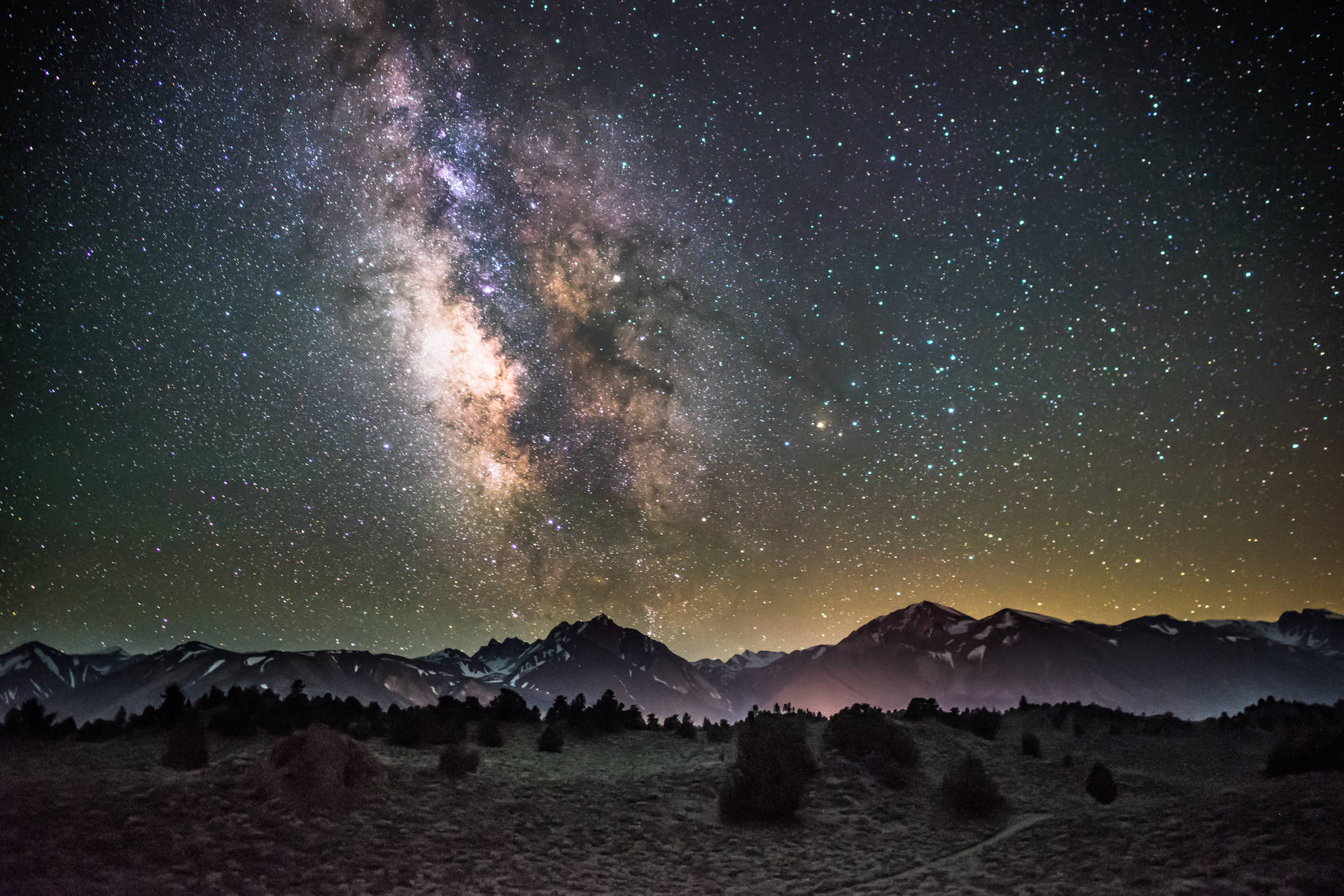 山巒之上的星空壁紙
